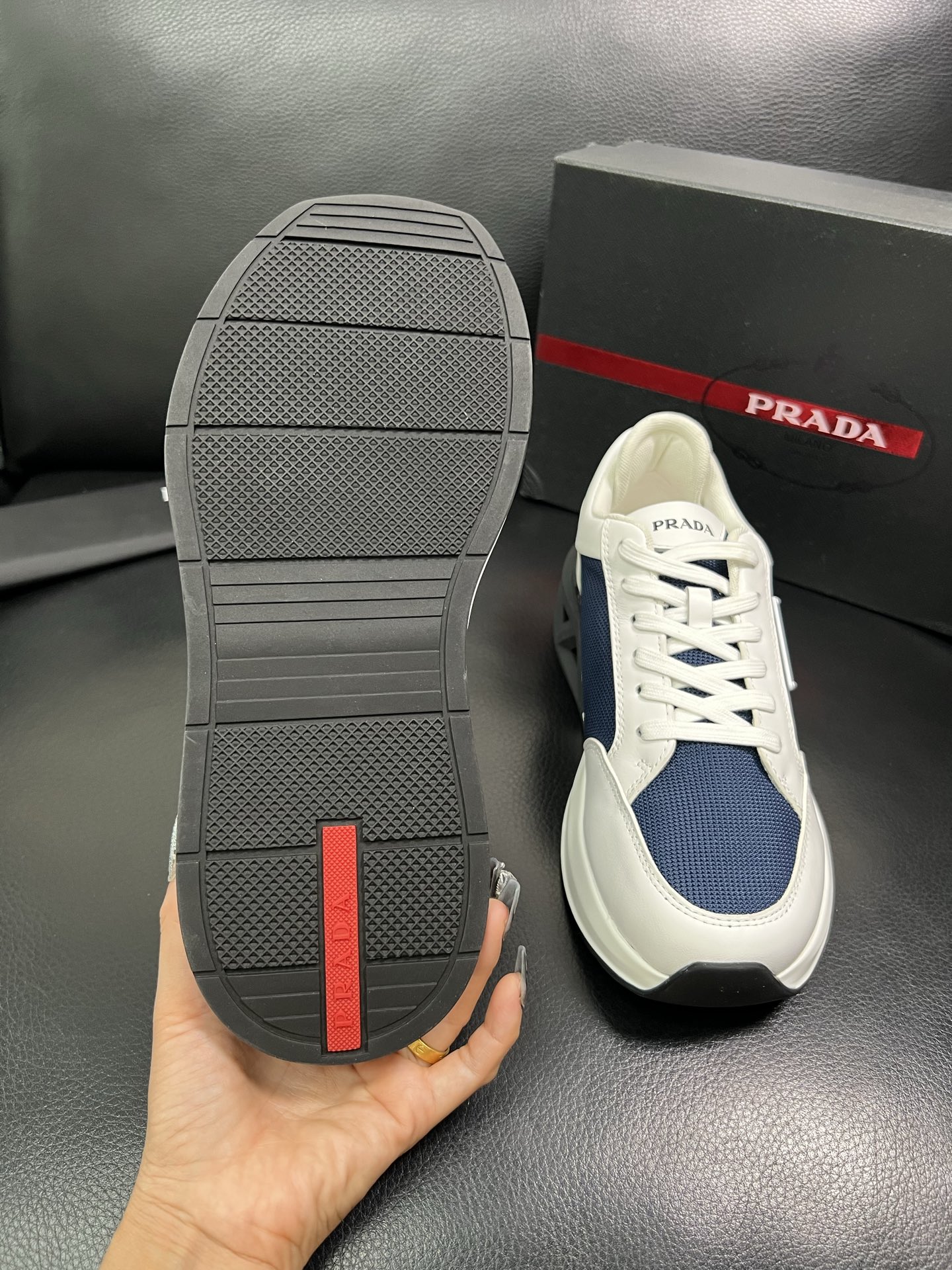 Prada 顶级工艺品 普拉达 专柜新款，原厂配置意大利进口牛皮面料，进口牛皮内里垫，透气舒适，鞋底：原