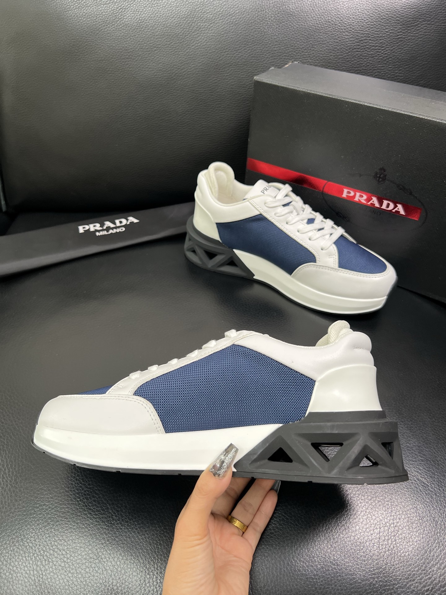 Prada 顶级工艺品 普拉达 专柜新款，原厂配置意大利进口牛皮面料，进口牛皮内里垫，透气舒适，鞋底：原