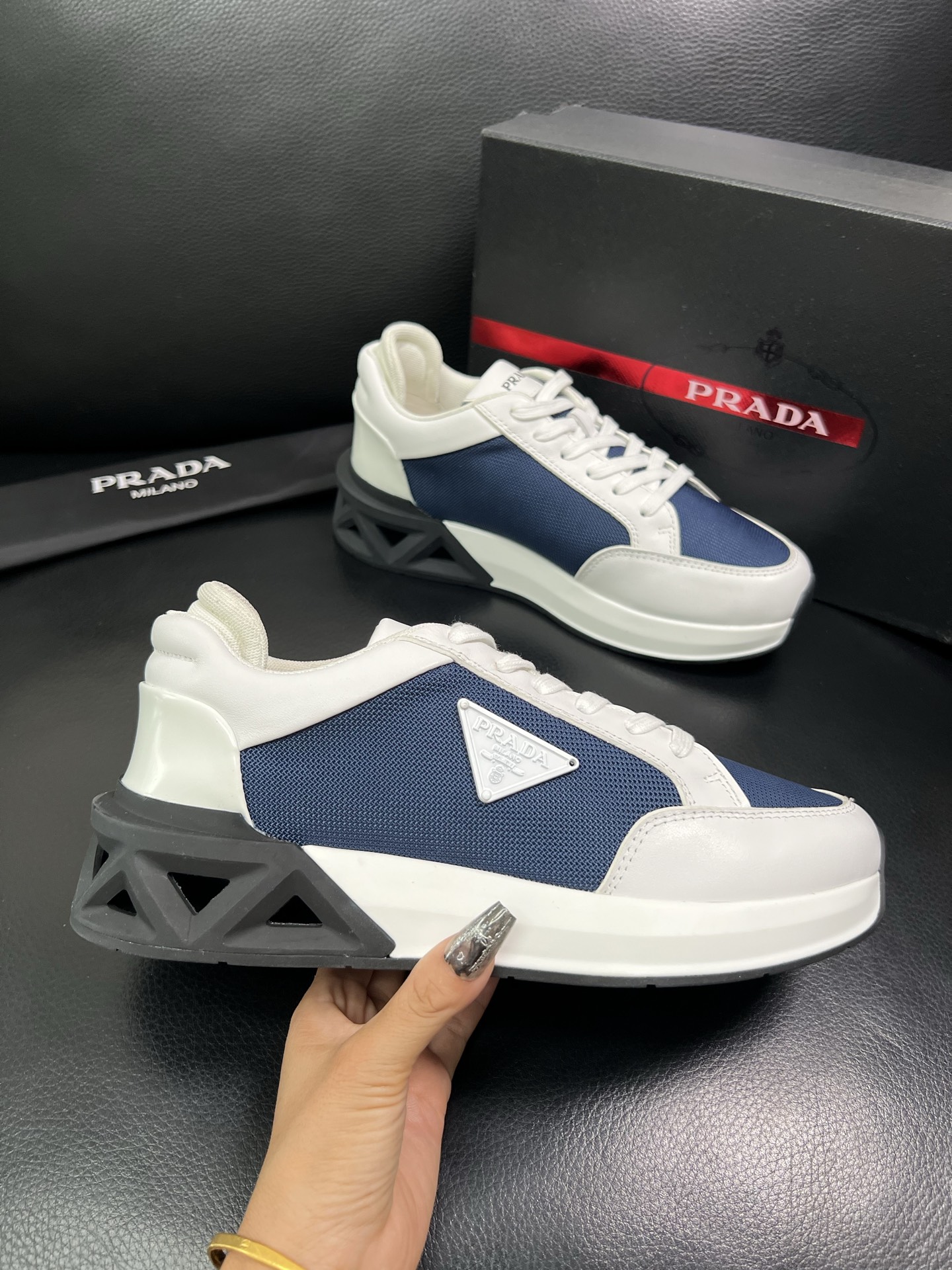 Prada 顶级工艺品 普拉达 专柜新款，原厂配置意大利进口牛皮面料，进口牛皮内里垫，透气舒适，鞋底：原