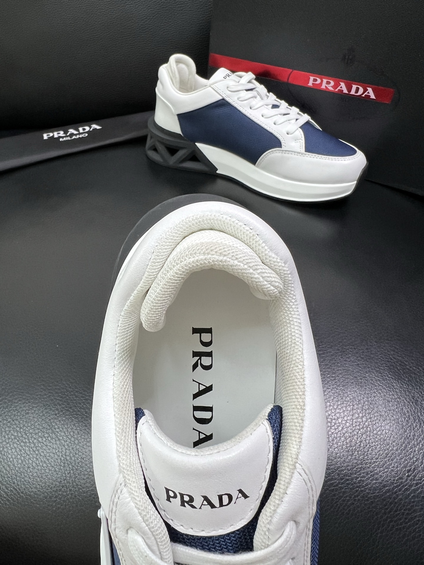 Prada 顶级工艺品 普拉达 专柜新款，原厂配置意大利进口牛皮面料，进口牛皮内里垫，透气舒适，鞋底：原