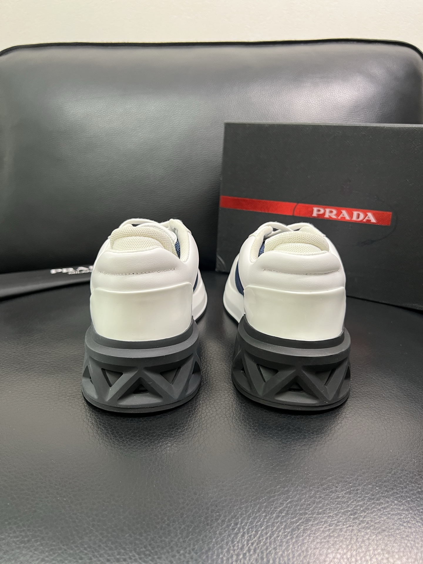 Prada 顶级工艺品 普拉达 专柜新款，原厂配置意大利进口牛皮面料，进口牛皮内里垫，透气舒适，鞋底：原