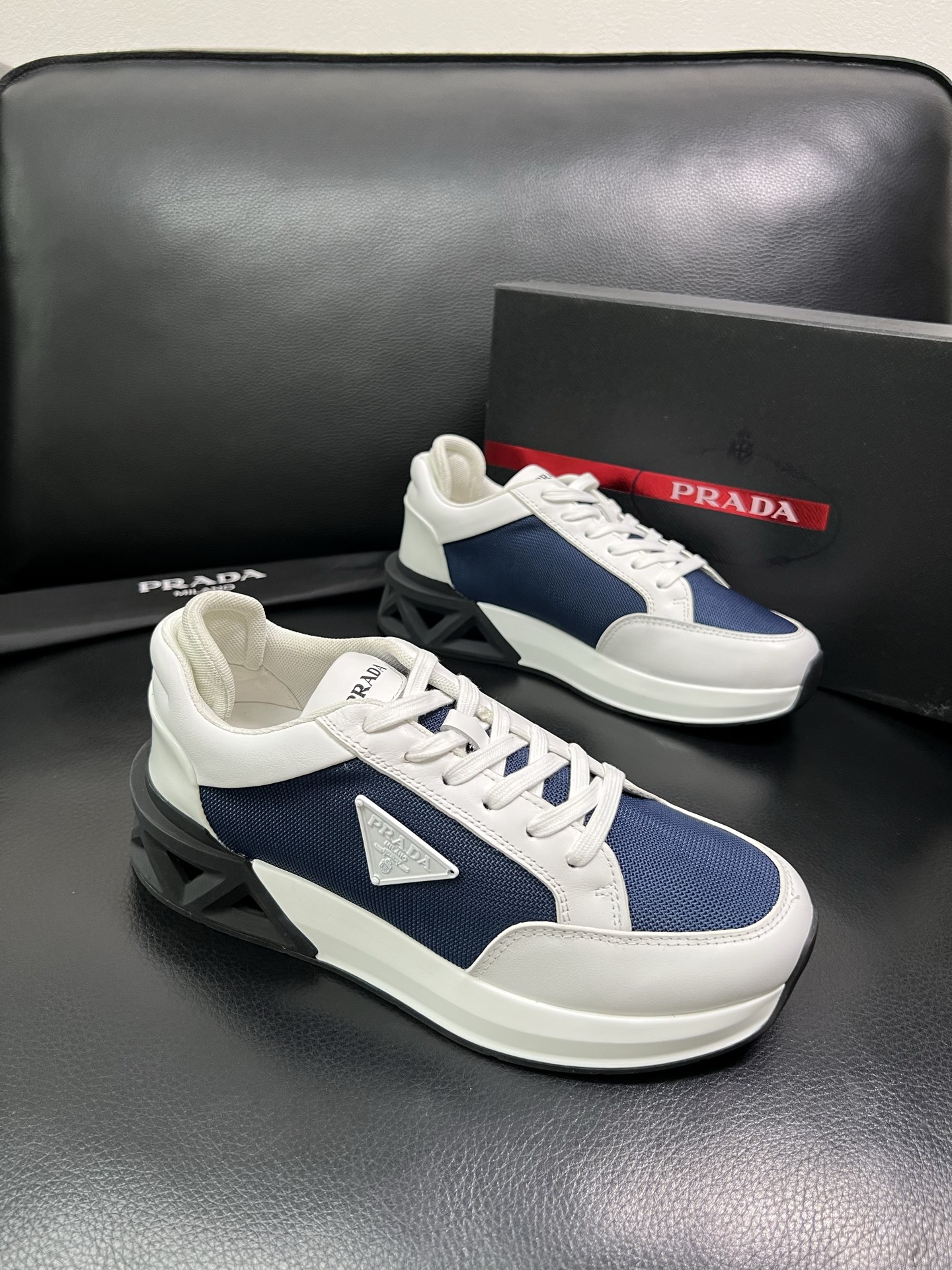 Prada 顶级工艺品 普拉达 专柜新款，原厂配置意大利进口牛皮面料，进口牛皮内里垫，透气舒适，鞋底：原