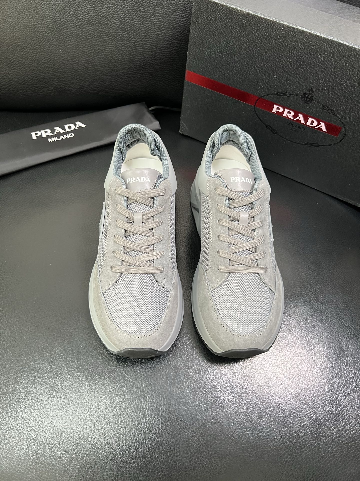 Prada 顶级工艺品 普拉达 专柜新款，原厂配置意大利进口牛皮面料，进口牛皮内里垫，透气舒适，鞋底：原