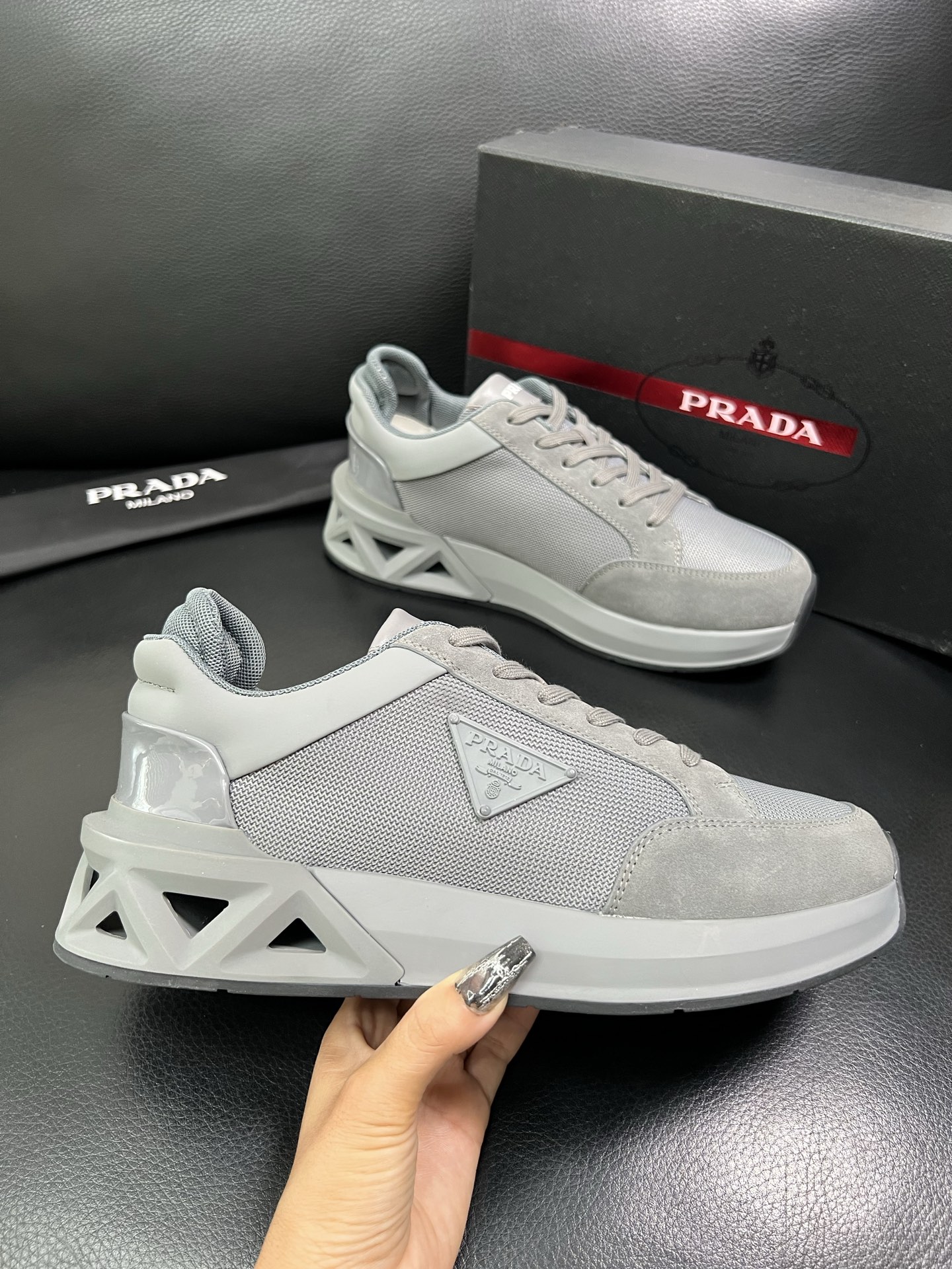 Prada 顶级工艺品 普拉达 专柜新款，原厂配置意大利进口牛皮面料，进口牛皮内里垫，透气舒适，鞋底：原