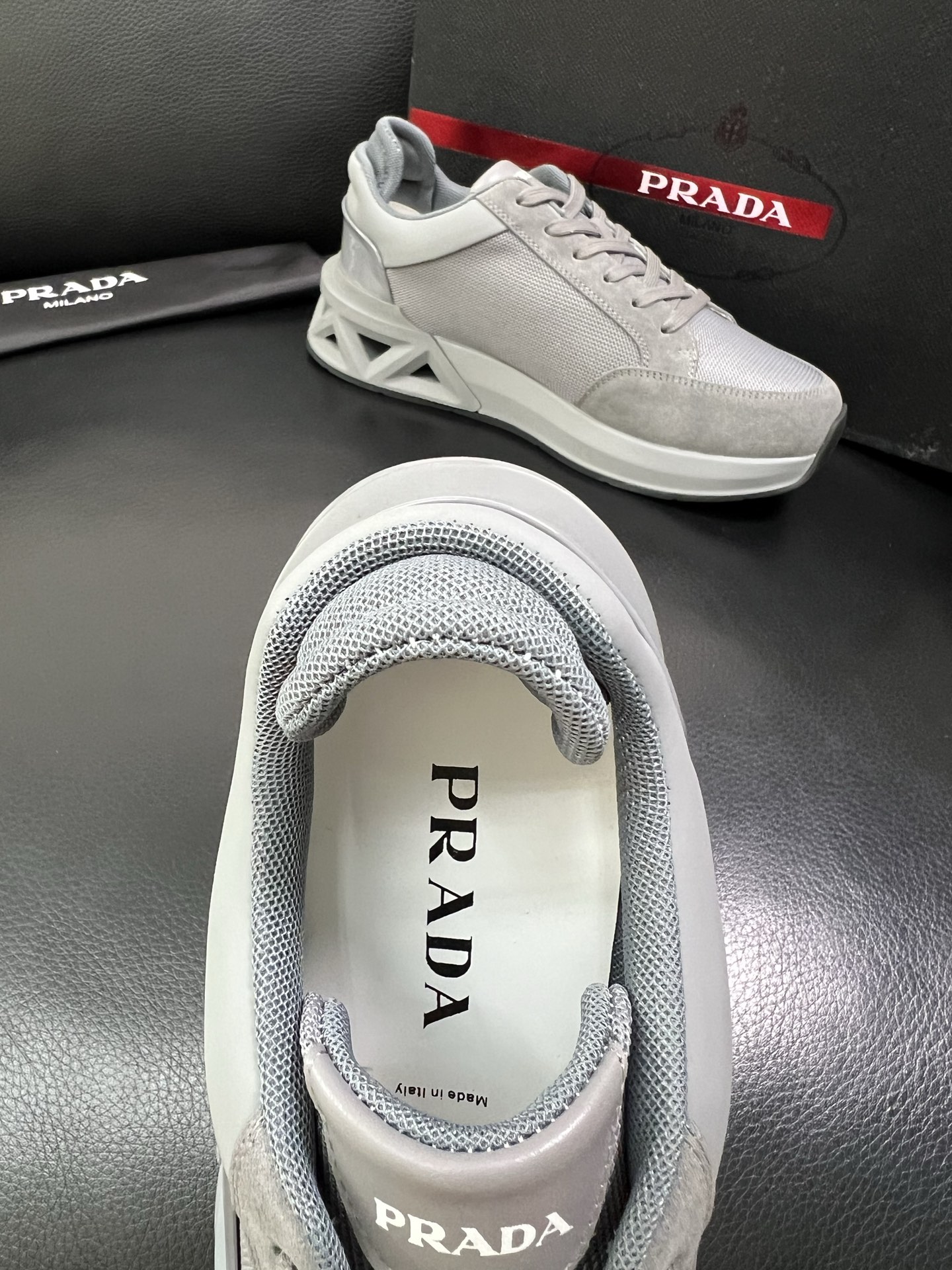 Prada 顶级工艺品 普拉达 专柜新款，原厂配置意大利进口牛皮面料，进口牛皮内里垫，透气舒适，鞋底：原