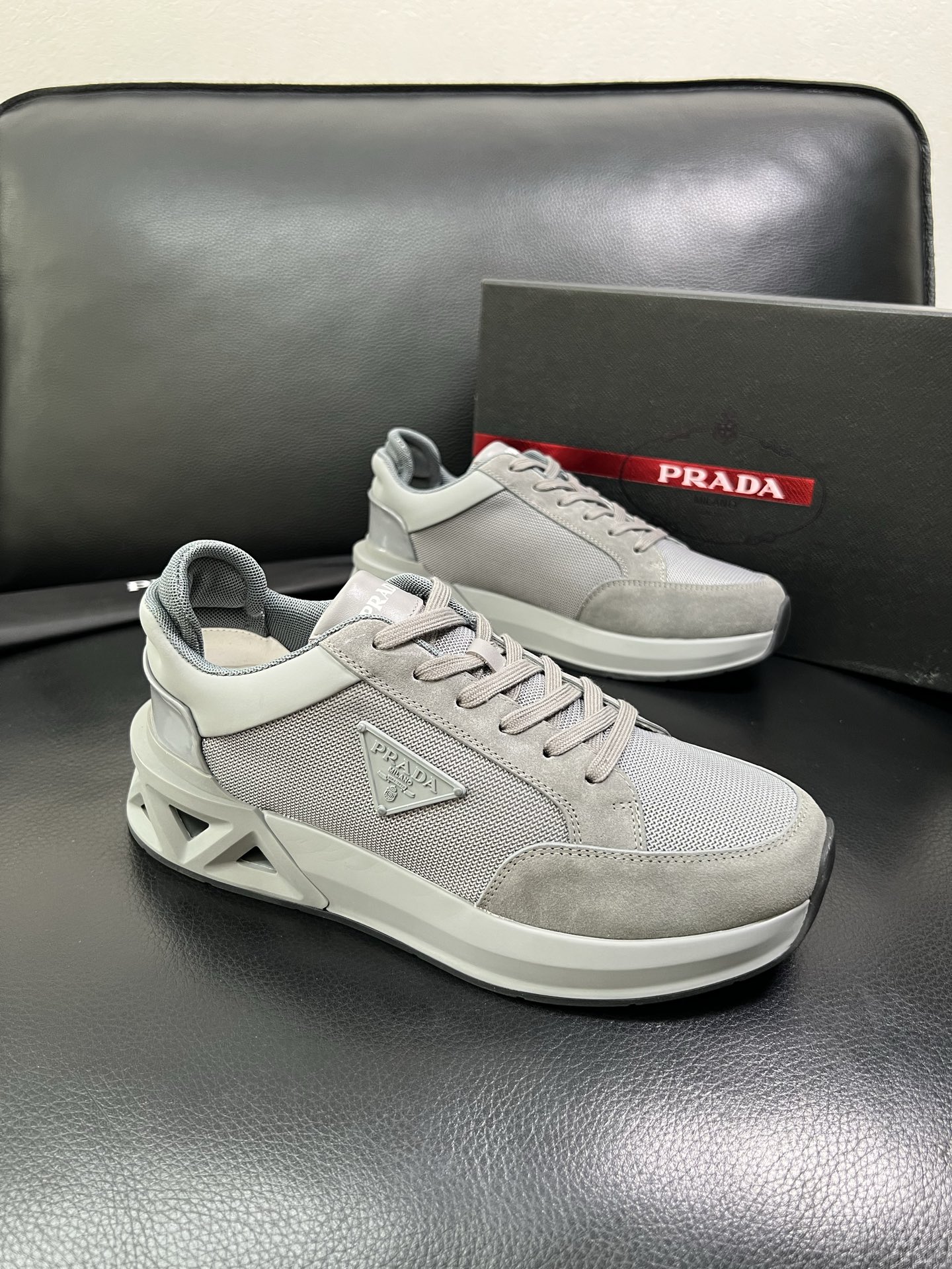 Prada 顶级工艺品 普拉达 专柜新款，原厂配置意大利进口牛皮面料，进口牛皮内里垫，透气舒适，鞋底：原