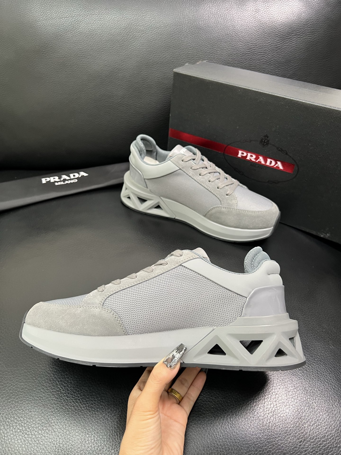 Prada 顶级工艺品 普拉达 专柜新款，原厂配置意大利进口牛皮面料，进口牛皮内里垫，透气舒适，鞋底：原