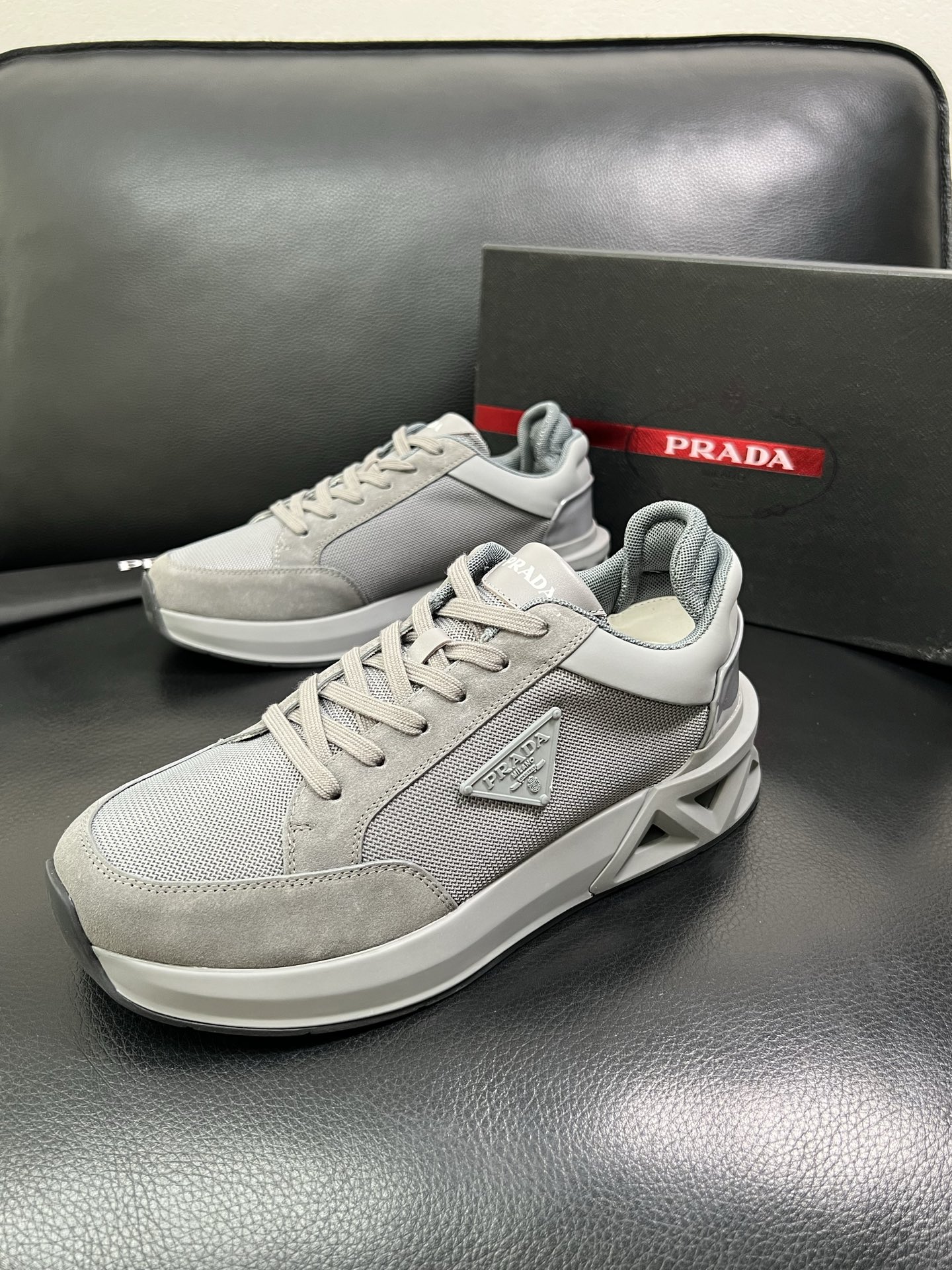 Prada 顶级工艺品 普拉达 专柜新款，原厂配置意大利进口牛皮面料，进口牛皮内里垫，透气舒适，鞋底：原