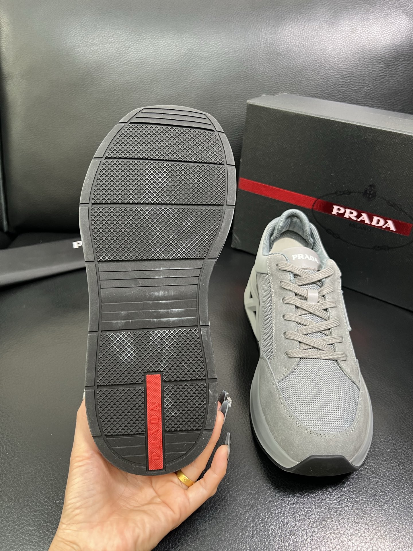 Prada 顶级工艺品 普拉达 专柜新款，原厂配置意大利进口牛皮面料，进口牛皮内里垫，透气舒适，鞋底：原