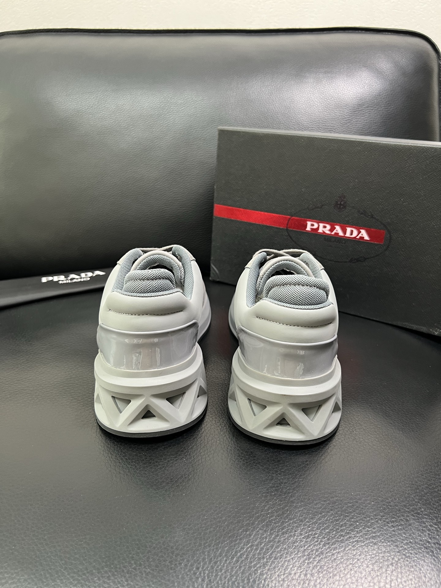 Prada 顶级工艺品 普拉达 专柜新款，原厂配置意大利进口牛皮面料，进口牛皮内里垫，透气舒适，鞋底：原