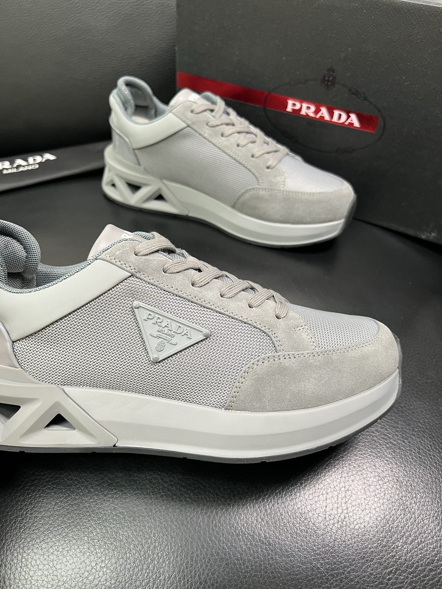 Prada 顶级工艺品 普拉达 专柜新款，原厂配置意大利进口牛皮面料，进口牛皮内里垫，透气舒适，鞋底：原