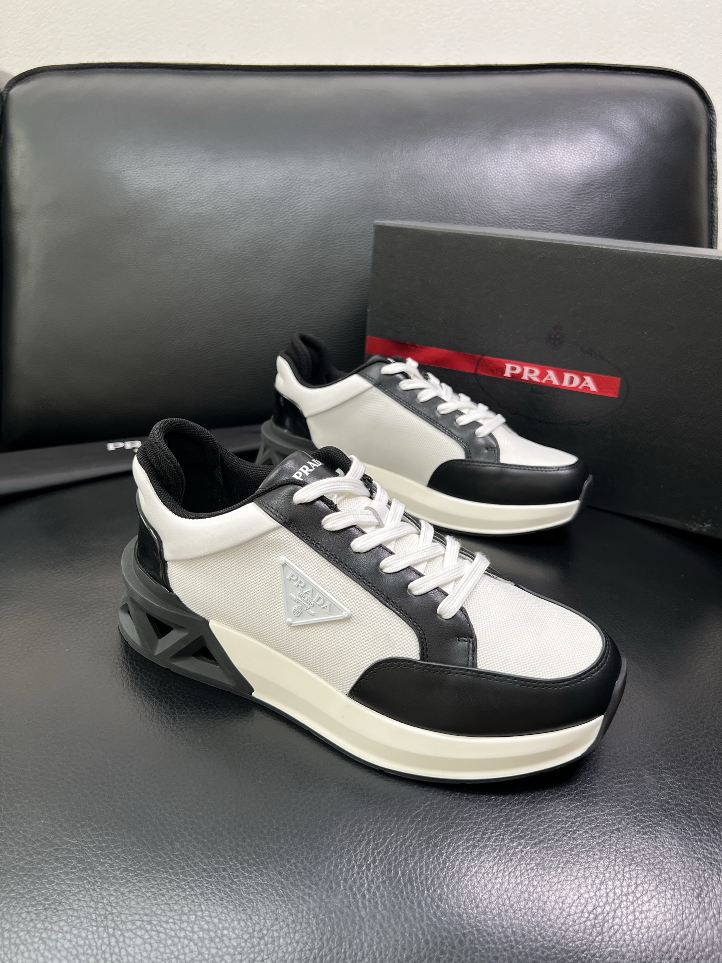 Prada 顶级工艺品 普拉达 专柜新款，原厂配置意大利进口牛皮面料，进口牛皮内里垫，透气舒适，鞋底：原