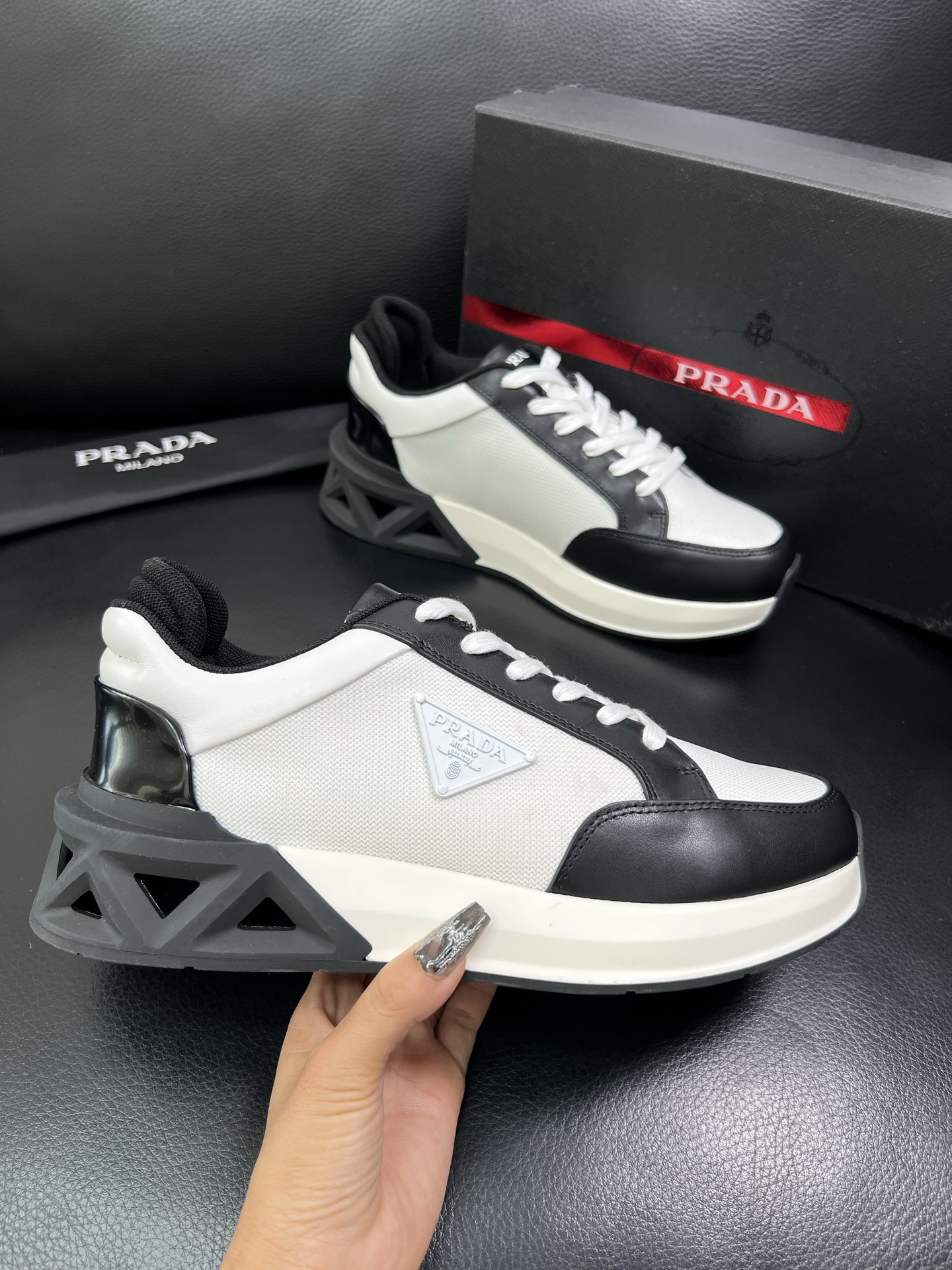 Prada 顶级工艺品 普拉达 专柜新款，原厂配置意大利进口牛皮面料，进口牛皮内里垫，透气舒适，鞋底：原