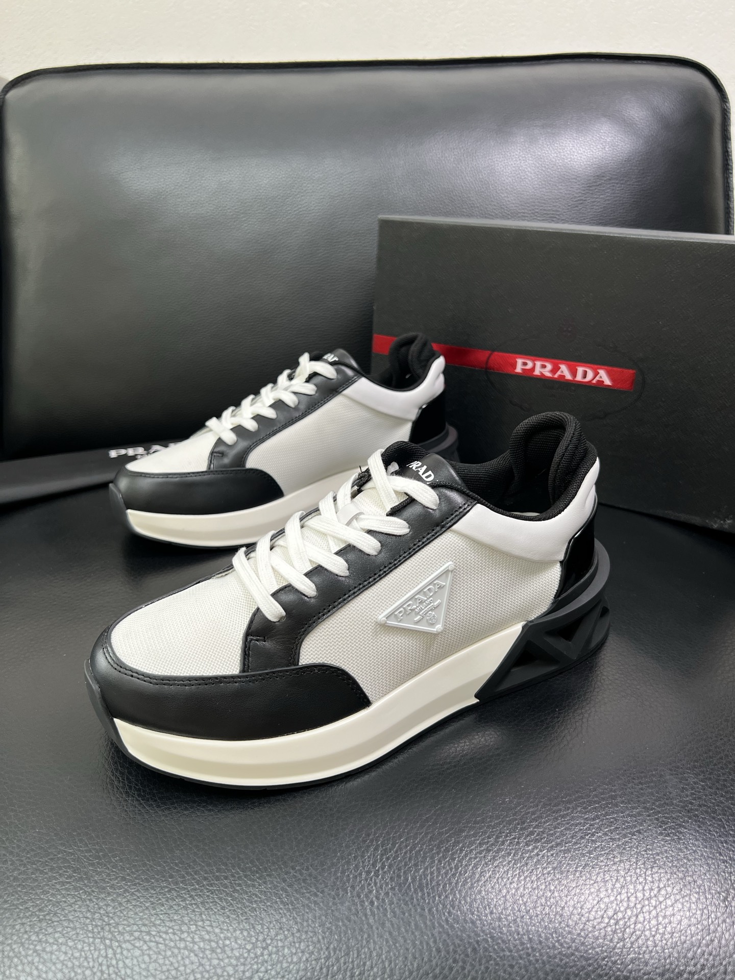 Prada 顶级工艺品 普拉达 专柜新款，原厂配置意大利进口牛皮面料，进口牛皮内里垫，透气舒适，鞋底：原