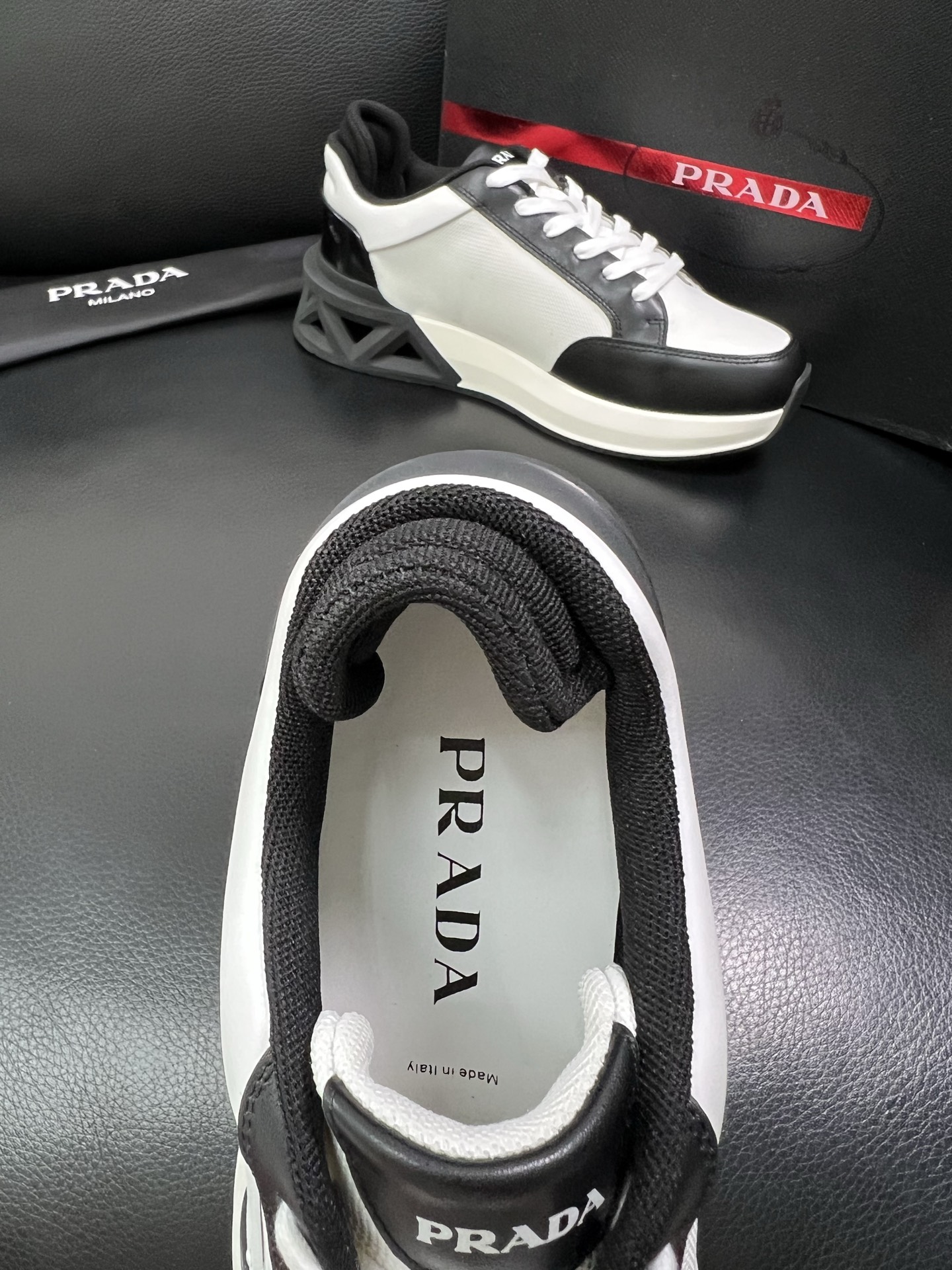 Prada 顶级工艺品 普拉达 专柜新款，原厂配置意大利进口牛皮面料，进口牛皮内里垫，透气舒适，鞋底：原