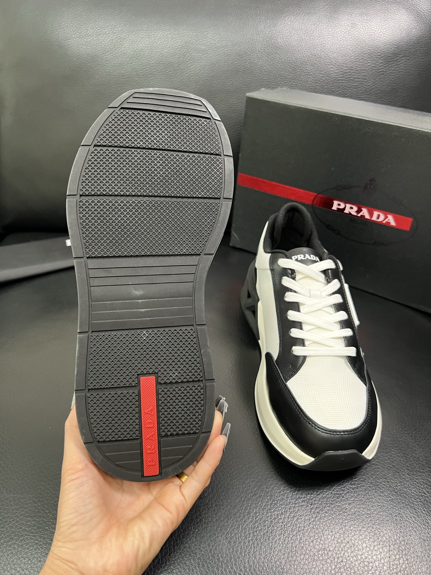 Prada 顶级工艺品 普拉达 专柜新款，原厂配置意大利进口牛皮面料，进口牛皮内里垫，透气舒适，鞋底：原