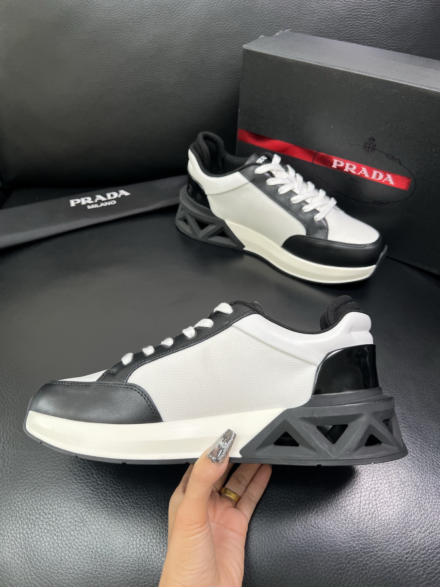 Prada 顶级工艺品 普拉达 专柜新款，原厂配置意大利进口牛皮面料，进口牛皮内里垫，透气舒适，鞋底：原