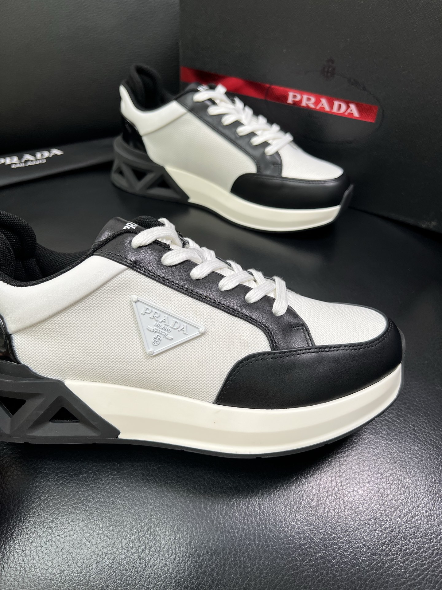 Prada 顶级工艺品 普拉达 专柜新款，原厂配置意大利进口牛皮面料，进口牛皮内里垫，透气舒适，鞋底：原