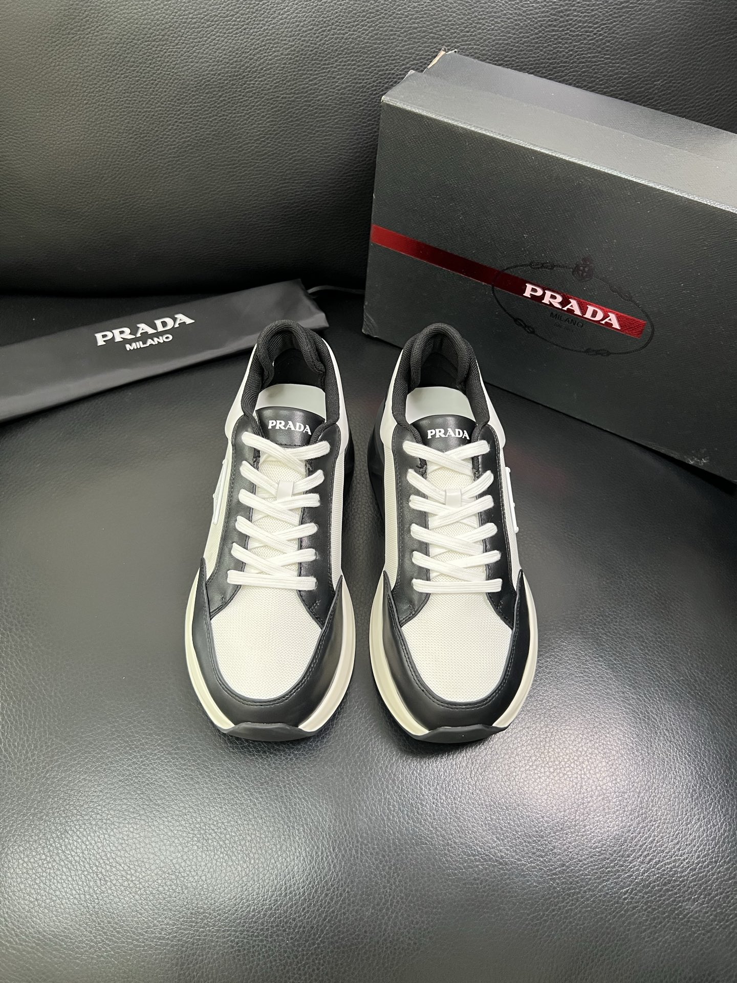 Prada 顶级工艺品 普拉达 专柜新款，原厂配置意大利进口牛皮面料，进口牛皮内里垫，透气舒适，鞋底：原