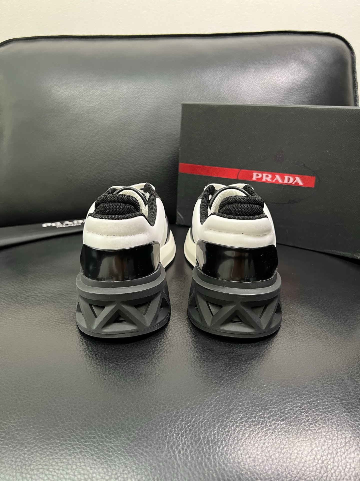 Prada 顶级工艺品 普拉达 专柜新款，原厂配置意大利进口牛皮面料，进口牛皮内里垫，透气舒适，鞋底：原