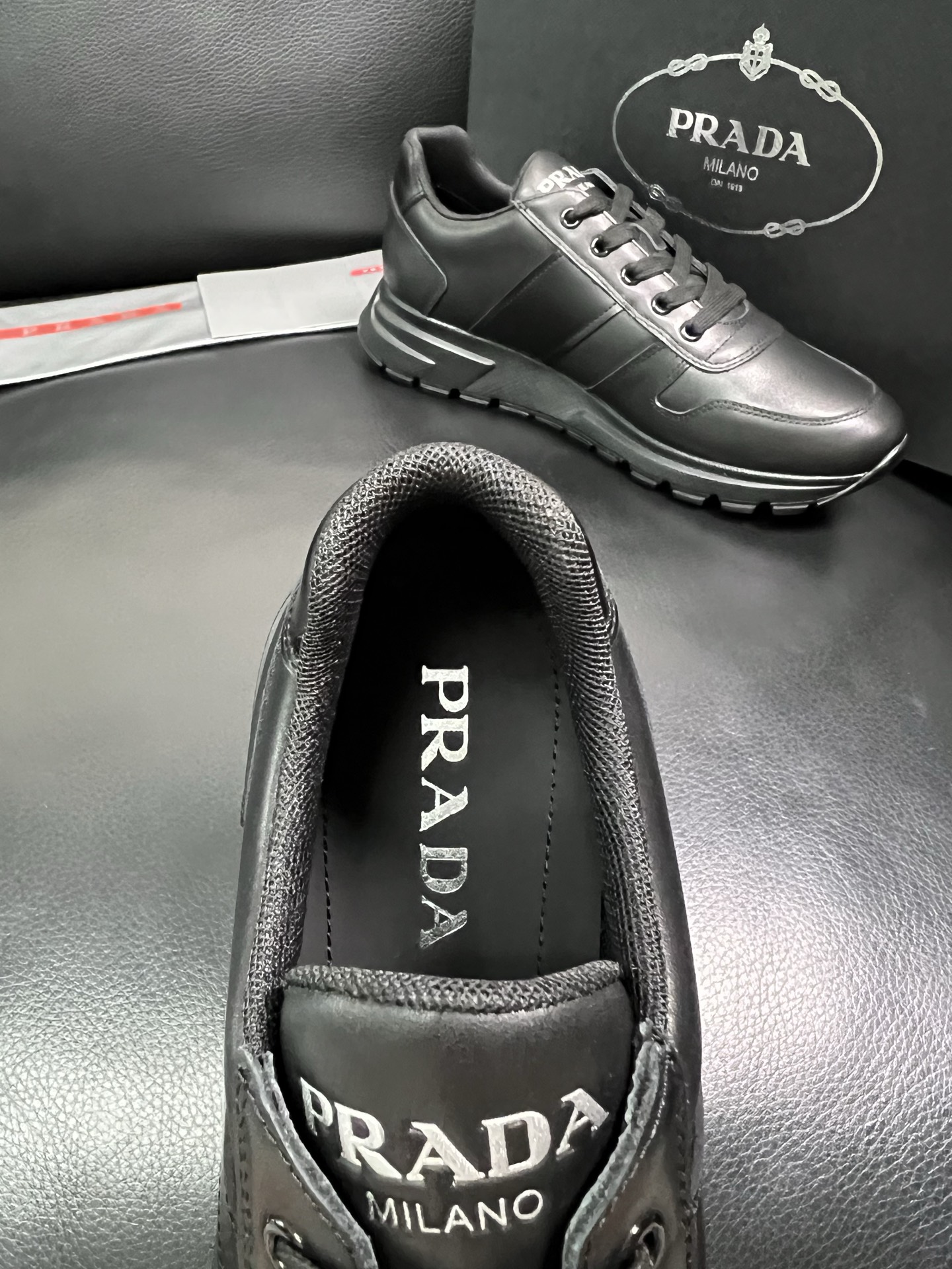 PRADA 顶级工艺品 普拉达 专柜同步 原厂配置，意大利进口原版牛皮面料，透气舒适进口水染牛里垫，鞋底