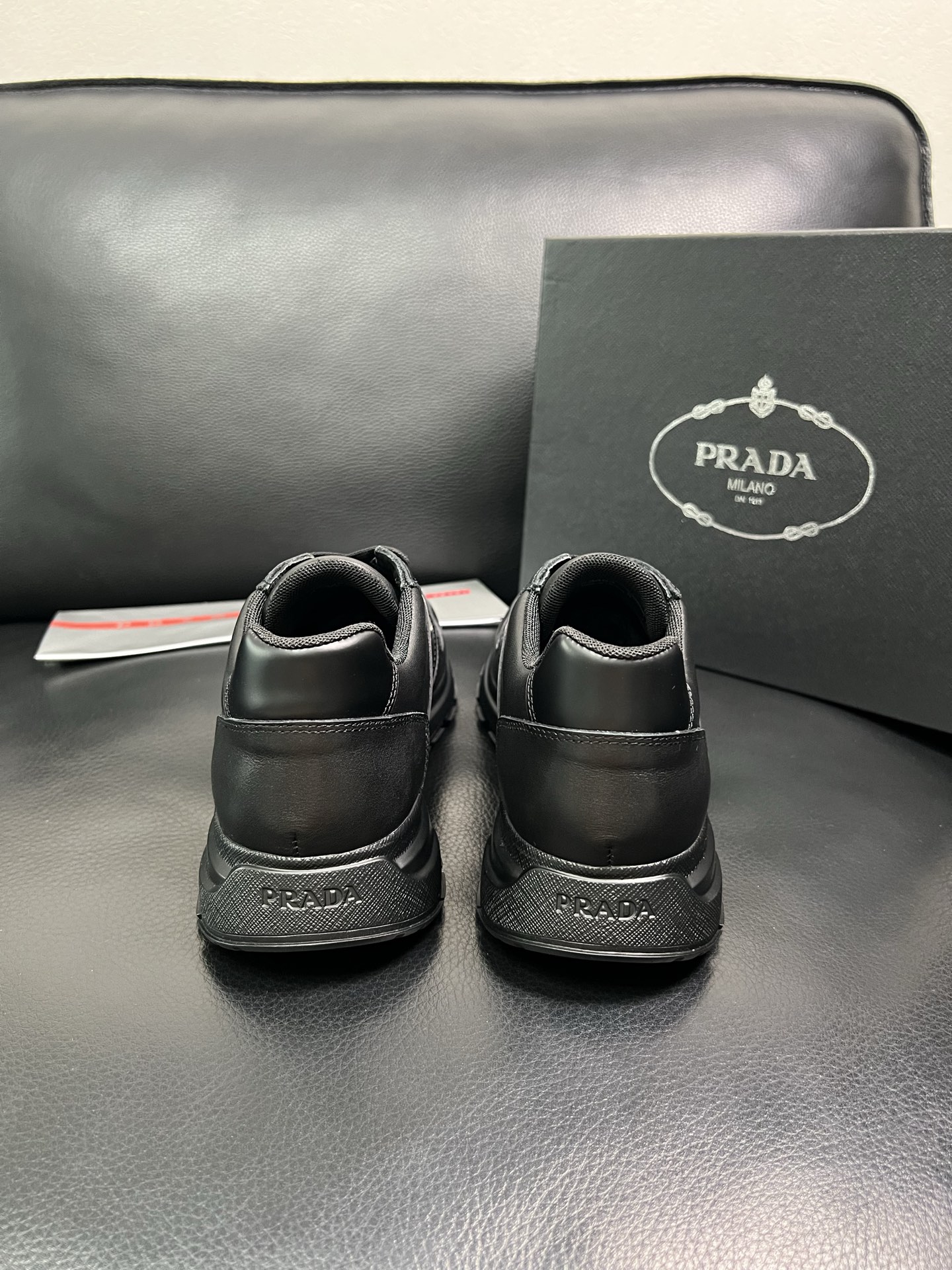 PRADA 顶级工艺品 普拉达 专柜同步 原厂配置，意大利进口原版牛皮面料，透气舒适进口水染牛里垫，鞋底