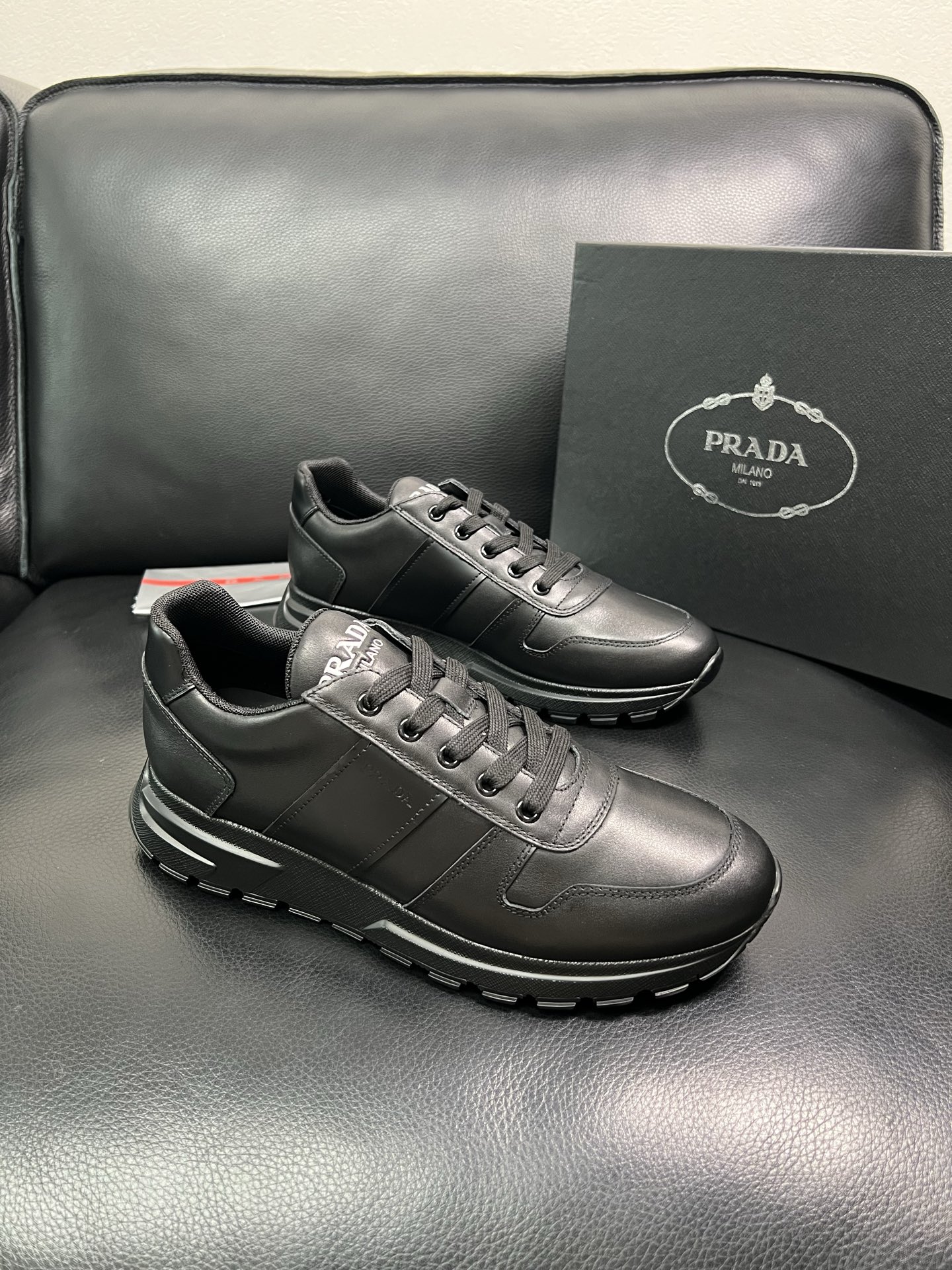 PRADA 顶级工艺品 普拉达 专柜同步 原厂配置，意大利进口原版牛皮面料，透气舒适进口水染牛里垫，鞋底