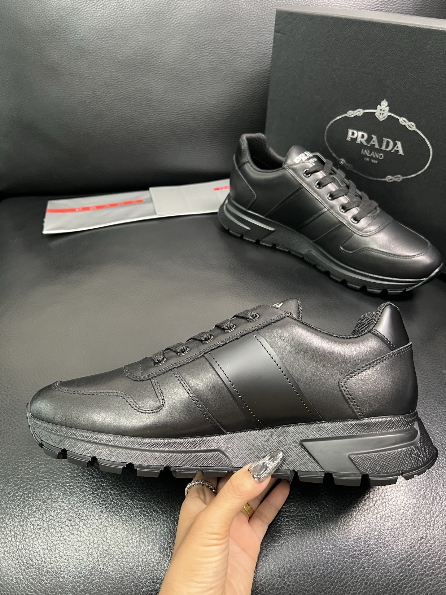 PRADA 顶级工艺品 普拉达 专柜同步 原厂配置，意大利进口原版牛皮面料，透气舒适进口水染牛里垫，鞋底