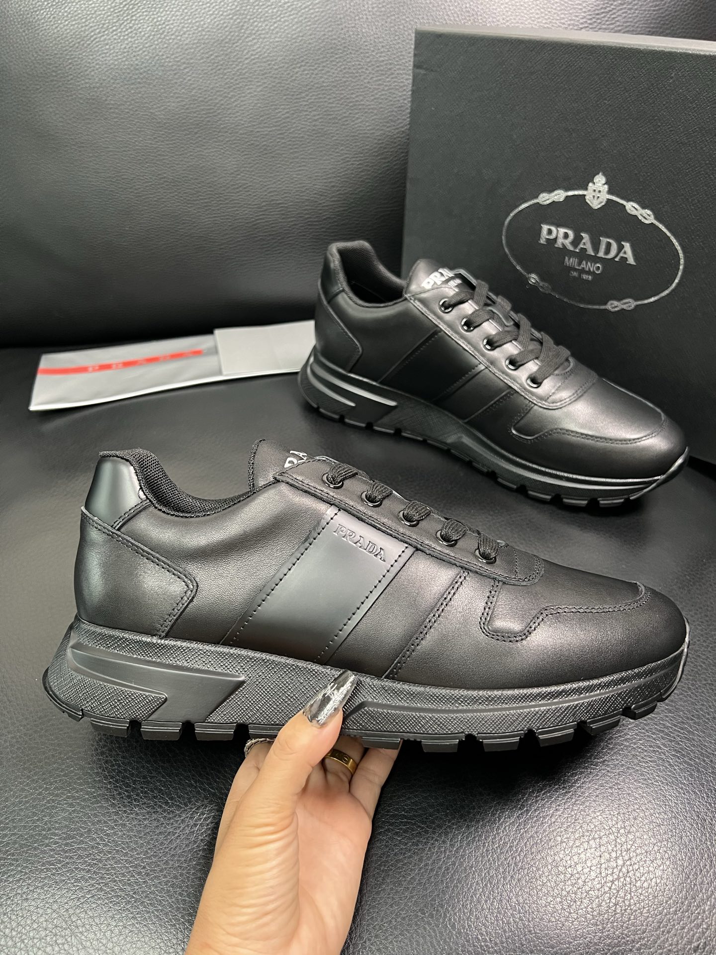 PRADA 顶级工艺品 普拉达 专柜同步 原厂配置，意大利进口原版牛皮面料，透气舒适进口水染牛里垫，鞋底