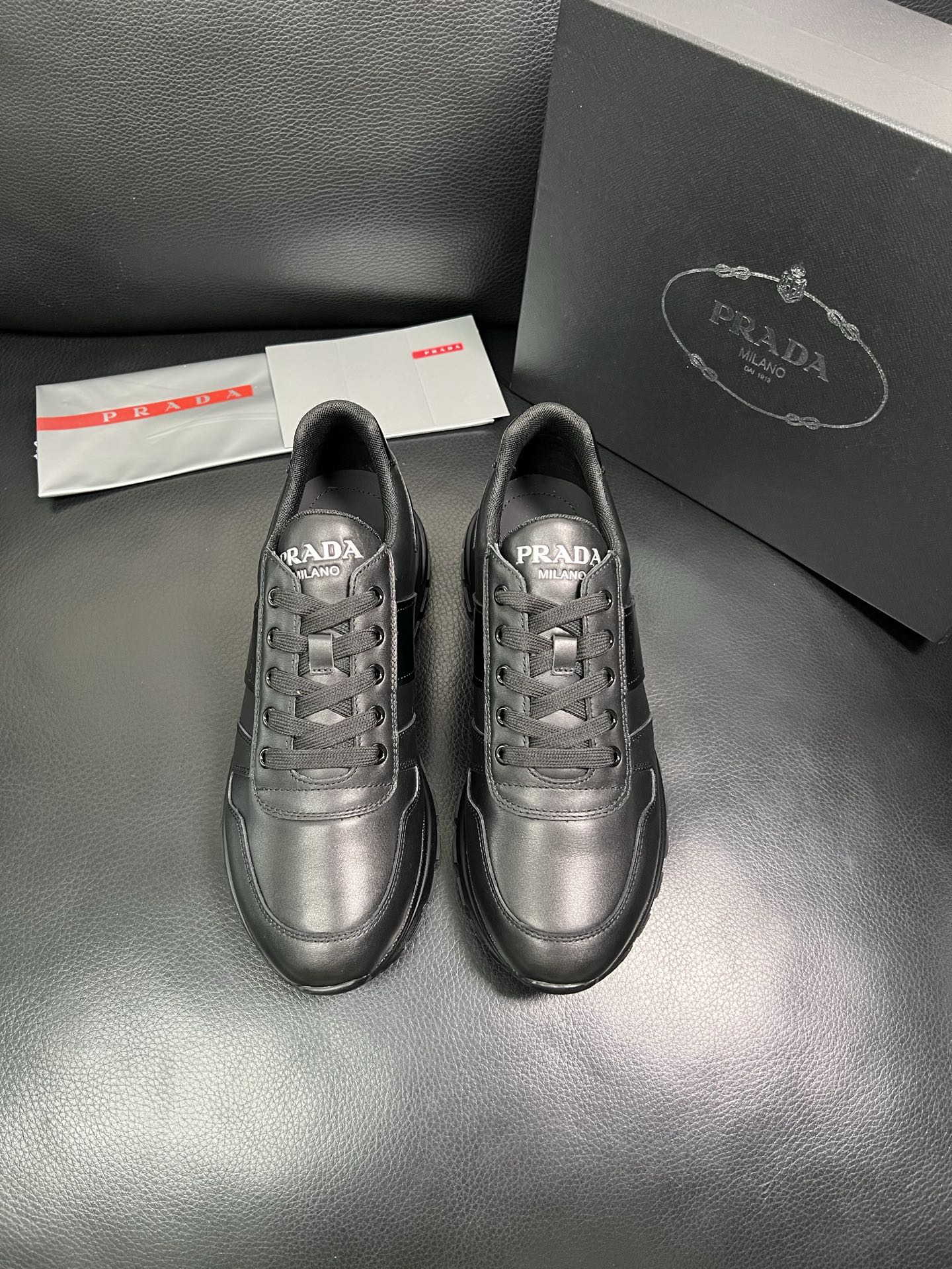 PRADA 顶级工艺品 普拉达 专柜同步 原厂配置，意大利进口原版牛皮面料，透气舒适进口水染牛里垫，鞋底