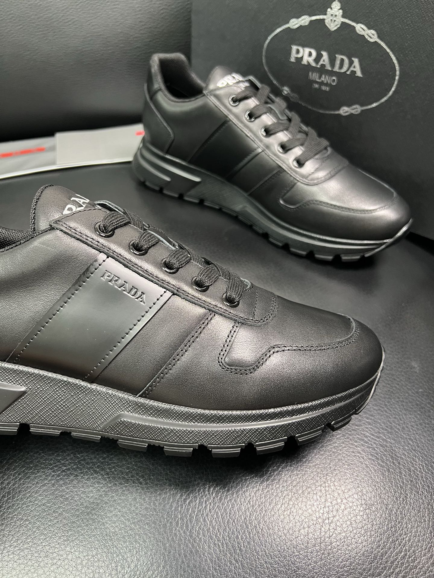 PRADA 顶级工艺品 普拉达 专柜同步 原厂配置，意大利进口原版牛皮面料，透气舒适进口水染牛里垫，鞋底
