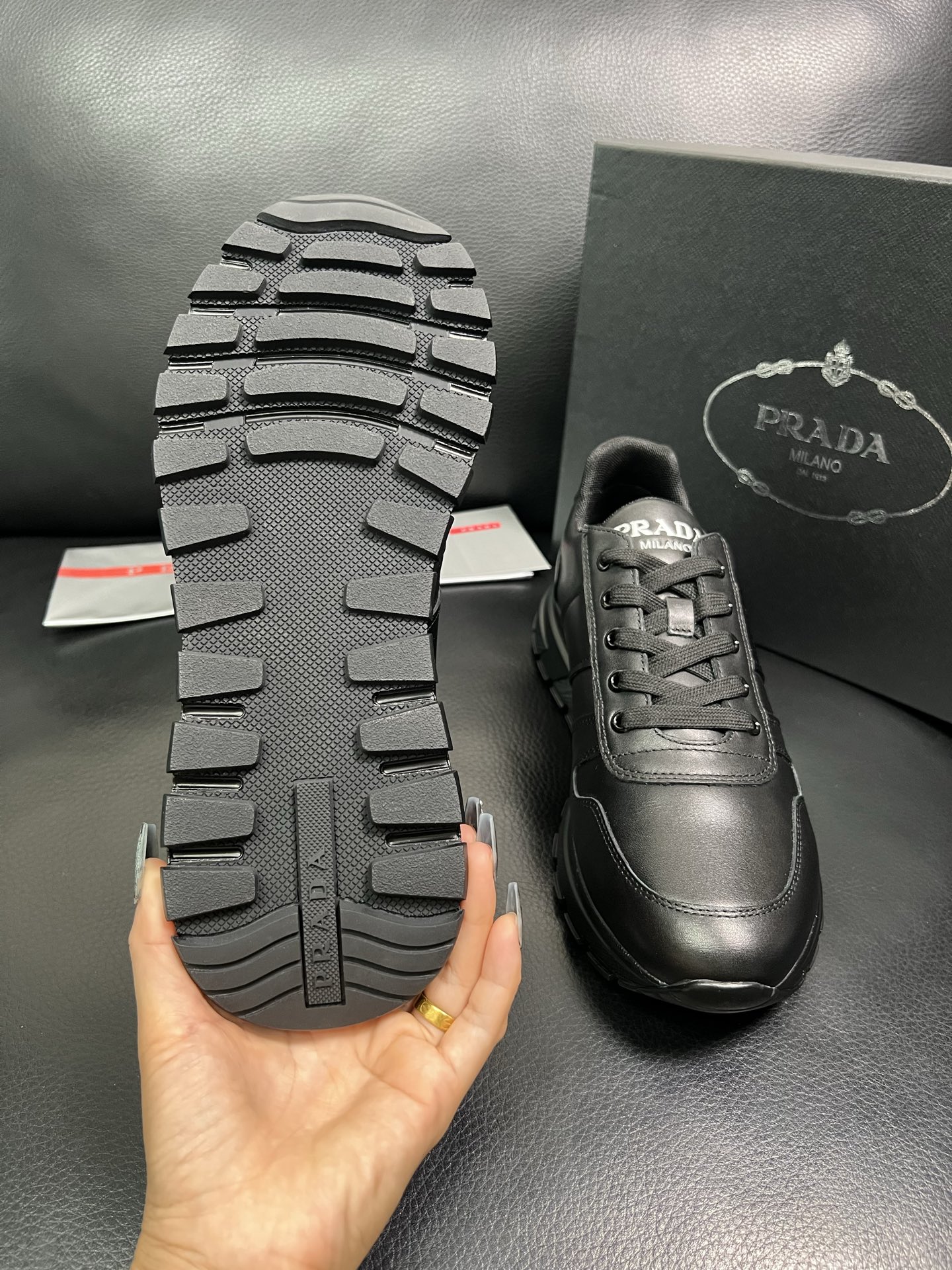 PRADA 顶级工艺品 普拉达 专柜同步 原厂配置，意大利进口原版牛皮面料，透气舒适进口水染牛里垫，鞋底