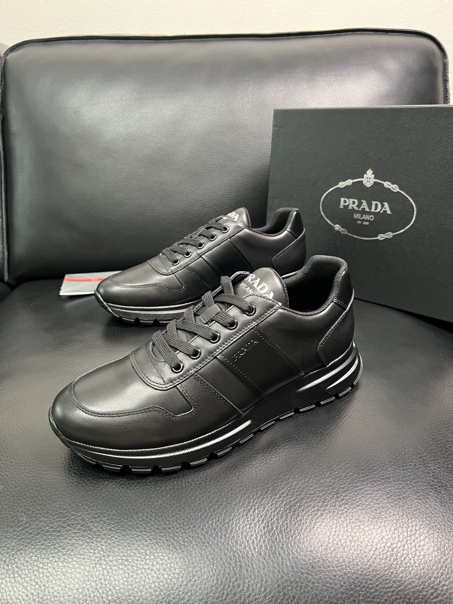 PRADA 顶级工艺品 普拉达 专柜同步 原厂配置，意大利进口原版牛皮面料，透气舒适进口水染牛里垫，鞋底