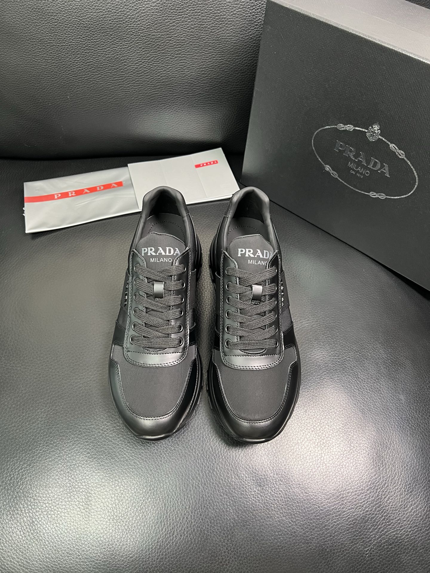 PRADA 顶级工艺品 普拉达 专柜同步 原厂配置，意大利进口原版牛皮面料，透气舒适进口水染牛里垫，鞋底