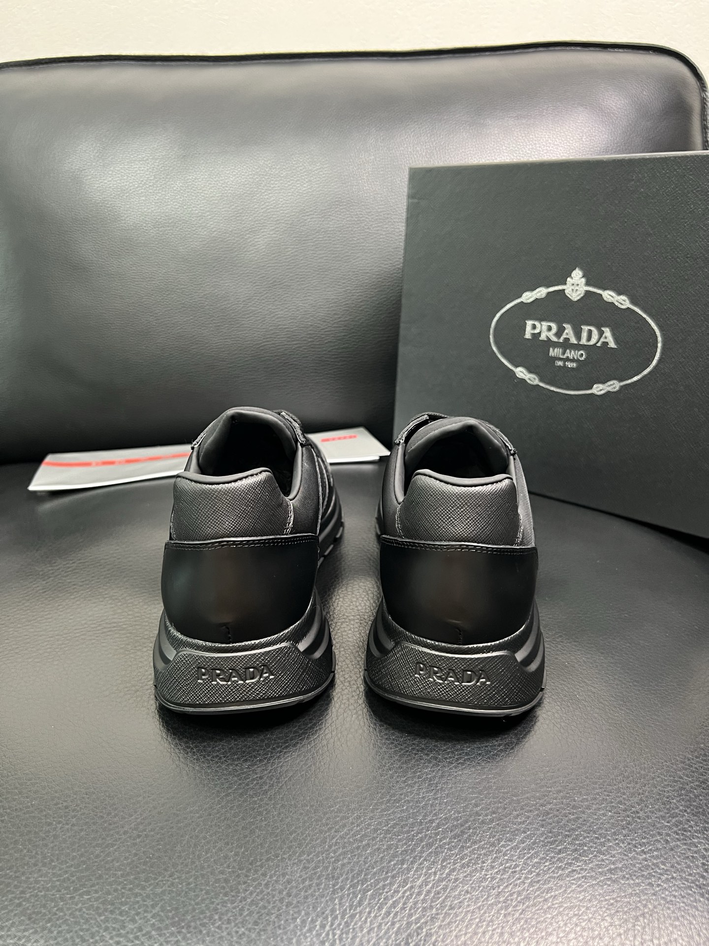 PRADA 顶级工艺品 普拉达 专柜同步 原厂配置，意大利进口原版牛皮面料，透气舒适进口水染牛里垫，鞋底