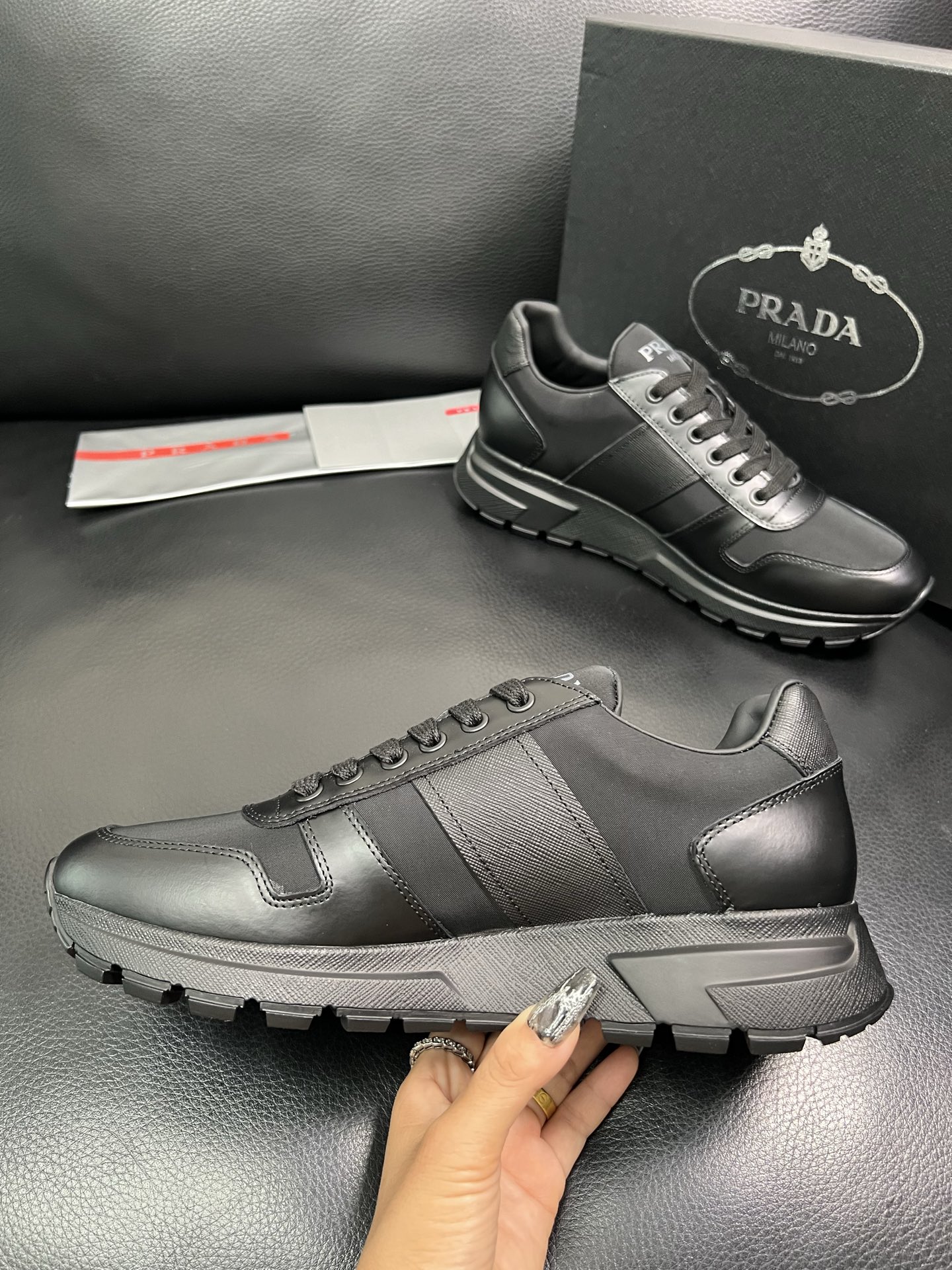 PRADA 顶级工艺品 普拉达 专柜同步 原厂配置，意大利进口原版牛皮面料，透气舒适进口水染牛里垫，鞋底