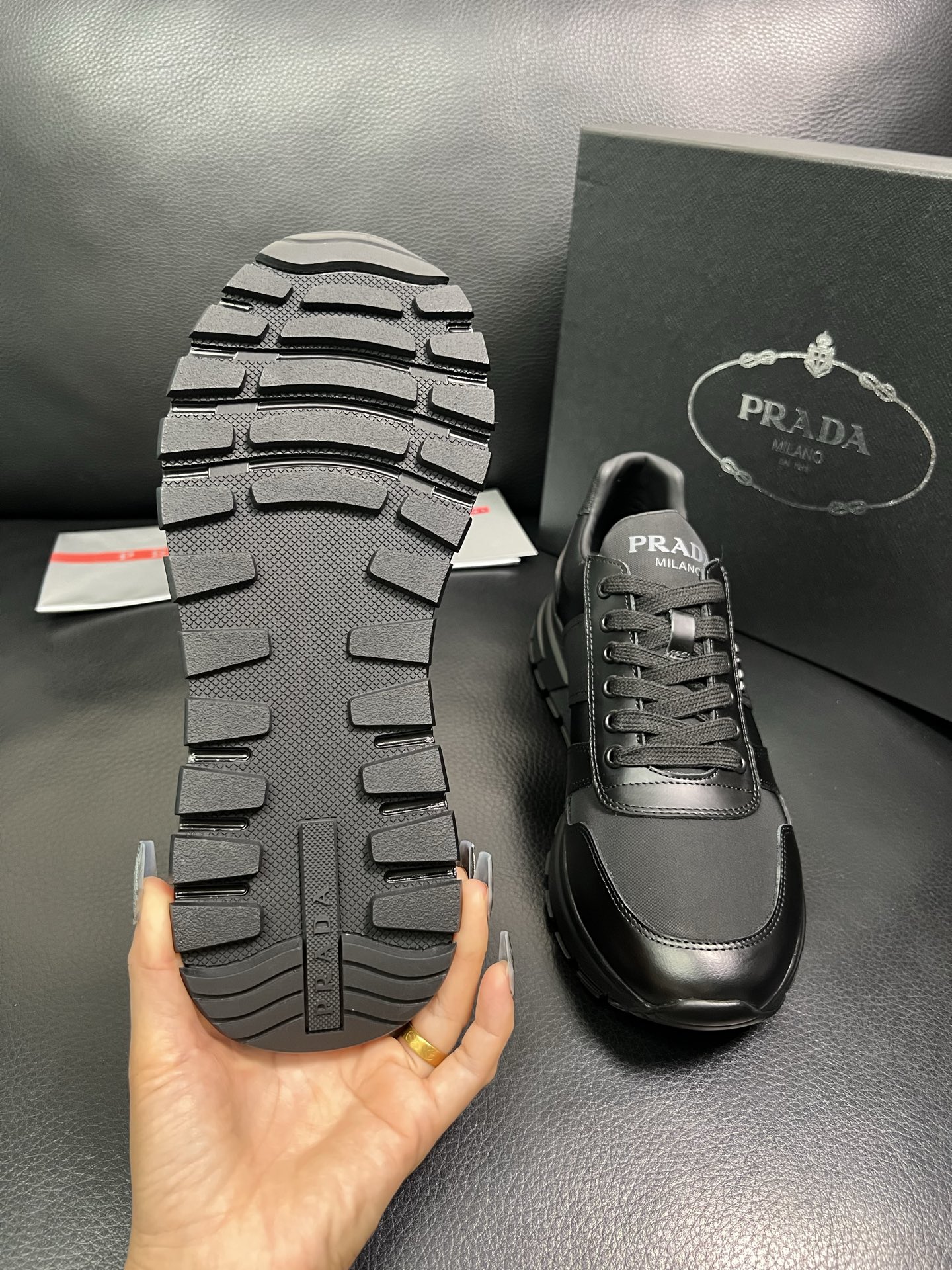 PRADA 顶级工艺品 普拉达 专柜同步 原厂配置，意大利进口原版牛皮面料，透气舒适进口水染牛里垫，鞋底
