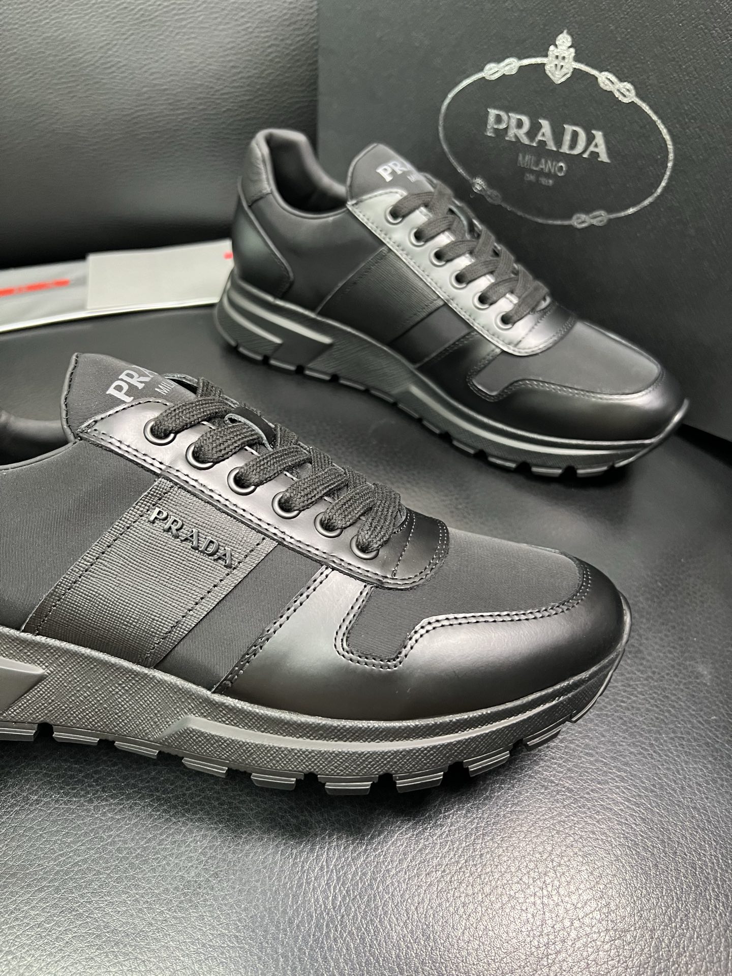 PRADA 顶级工艺品 普拉达 专柜同步 原厂配置，意大利进口原版牛皮面料，透气舒适进口水染牛里垫，鞋底