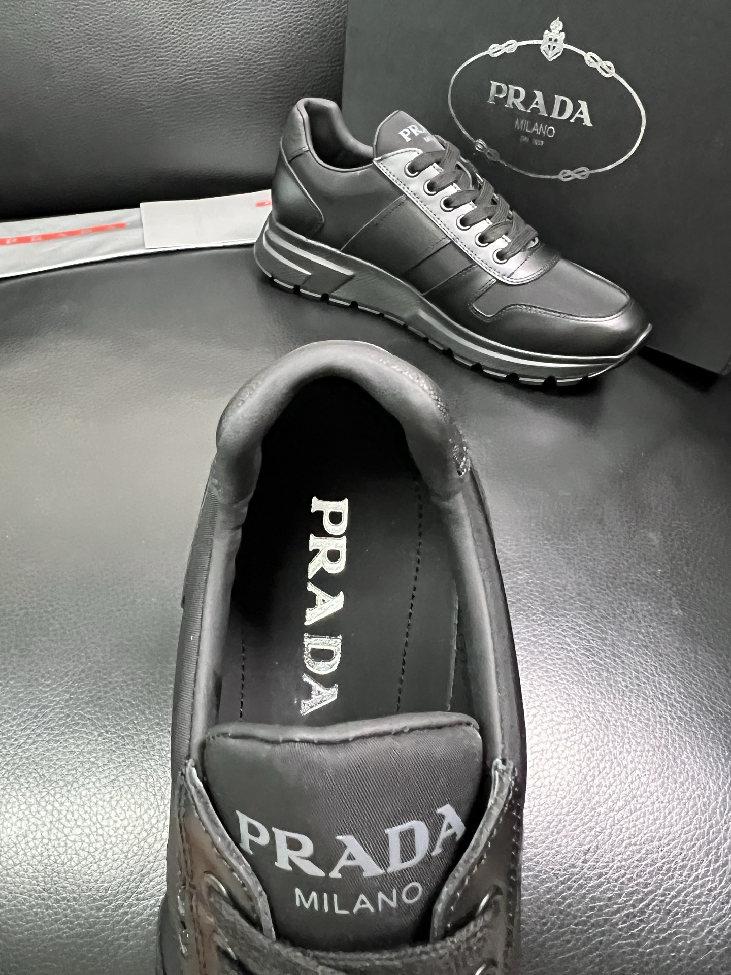 PRADA 顶级工艺品 普拉达 专柜同步 原厂配置，意大利进口原版牛皮面料，透气舒适进口水染牛里垫，鞋底
