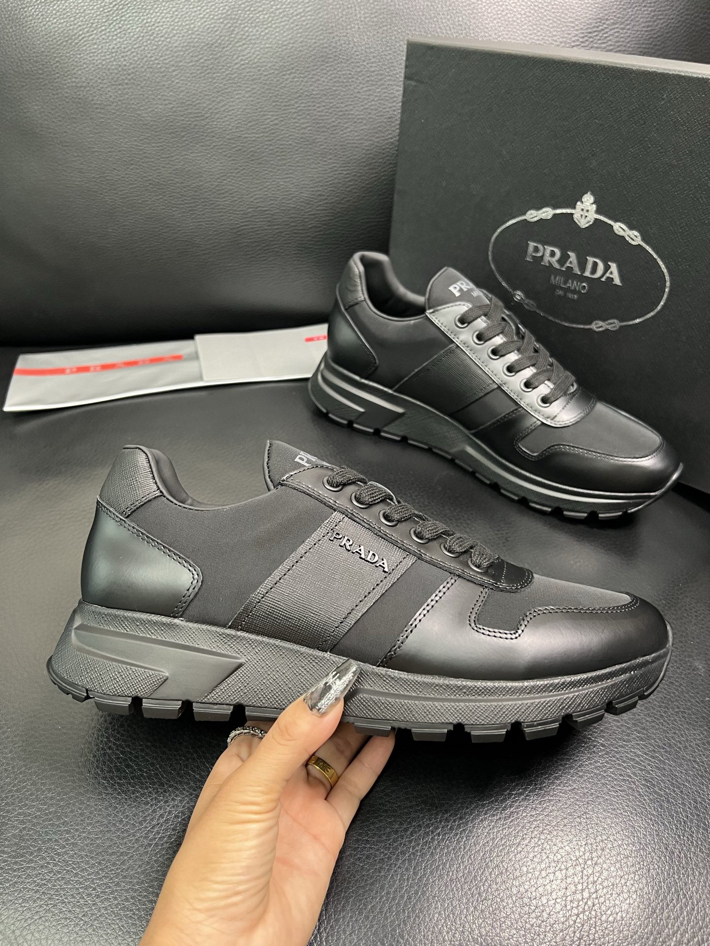 PRADA 顶级工艺品 普拉达 专柜同步 原厂配置，意大利进口原版牛皮面料，透气舒适进口水染牛里垫，鞋底
