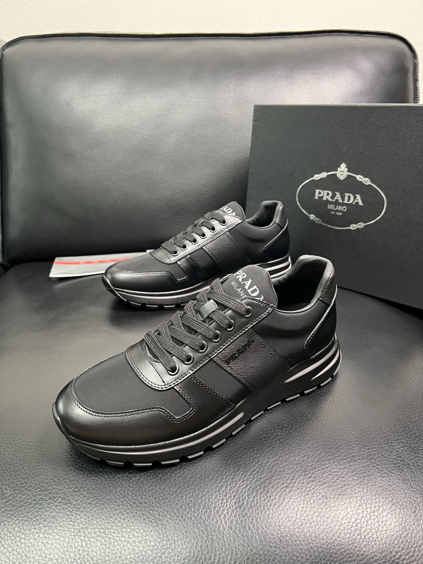 PRADA 顶级工艺品 普拉达 专柜同步 原厂配置，意大利进口原版牛皮面料，透气舒适进口水染牛里垫，鞋底