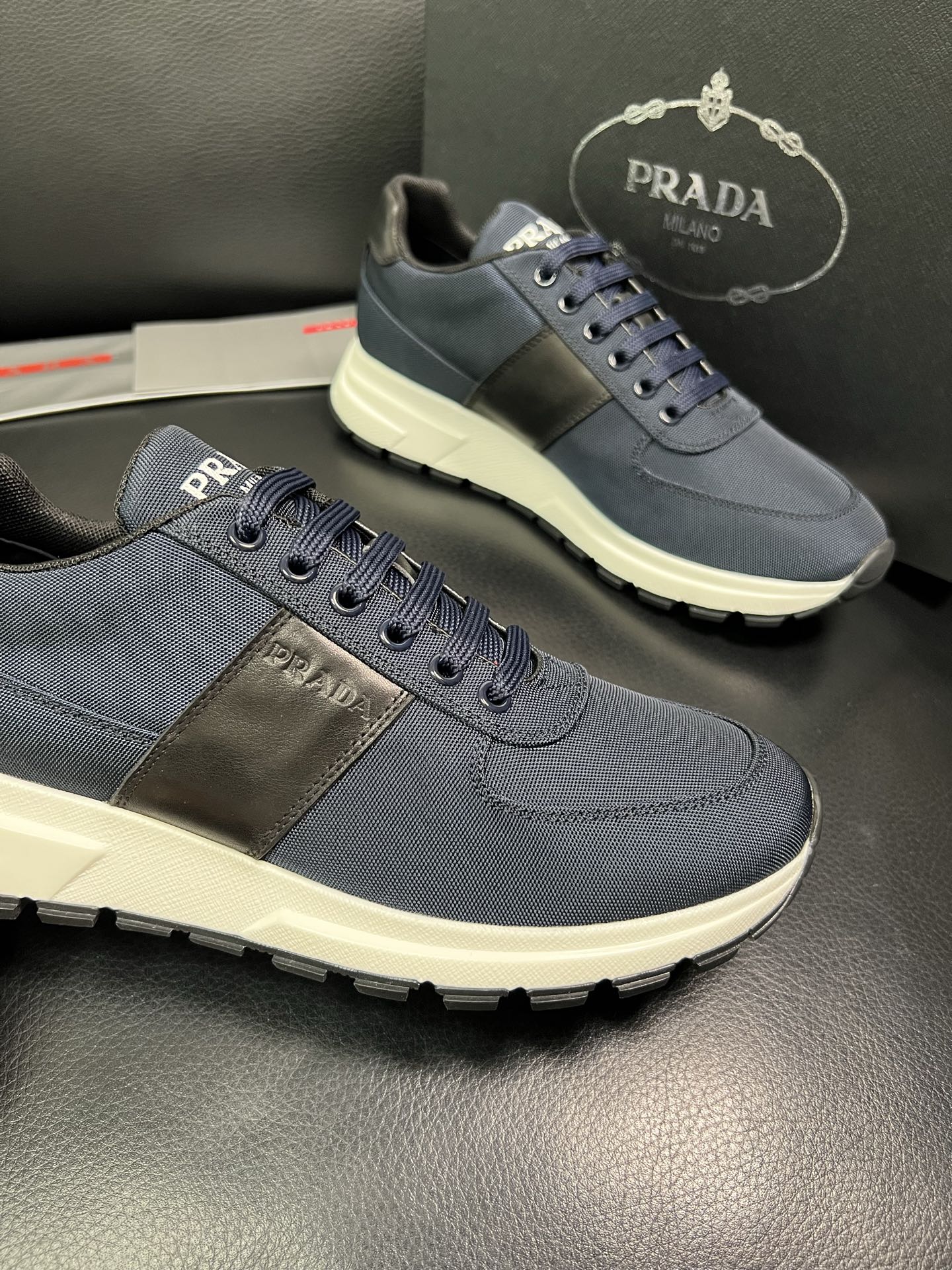PRADA 顶级工艺品 普拉达 专柜同步 原厂配置，意大利进口原版牛皮面料，透气舒适进口水染牛里垫，鞋底