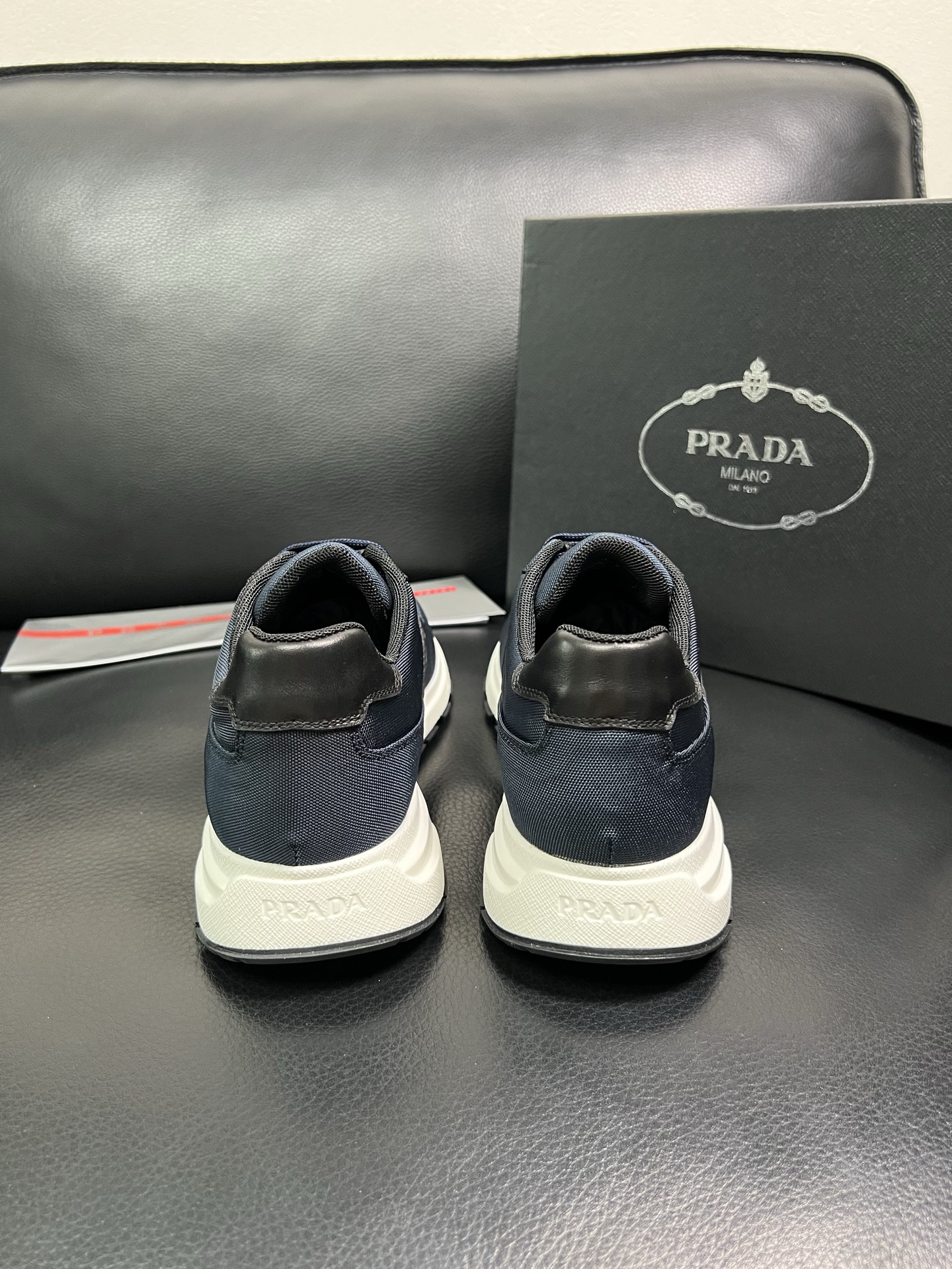 PRADA 顶级工艺品 普拉达 专柜同步 原厂配置，意大利进口原版牛皮面料，透气舒适进口水染牛里垫，鞋底