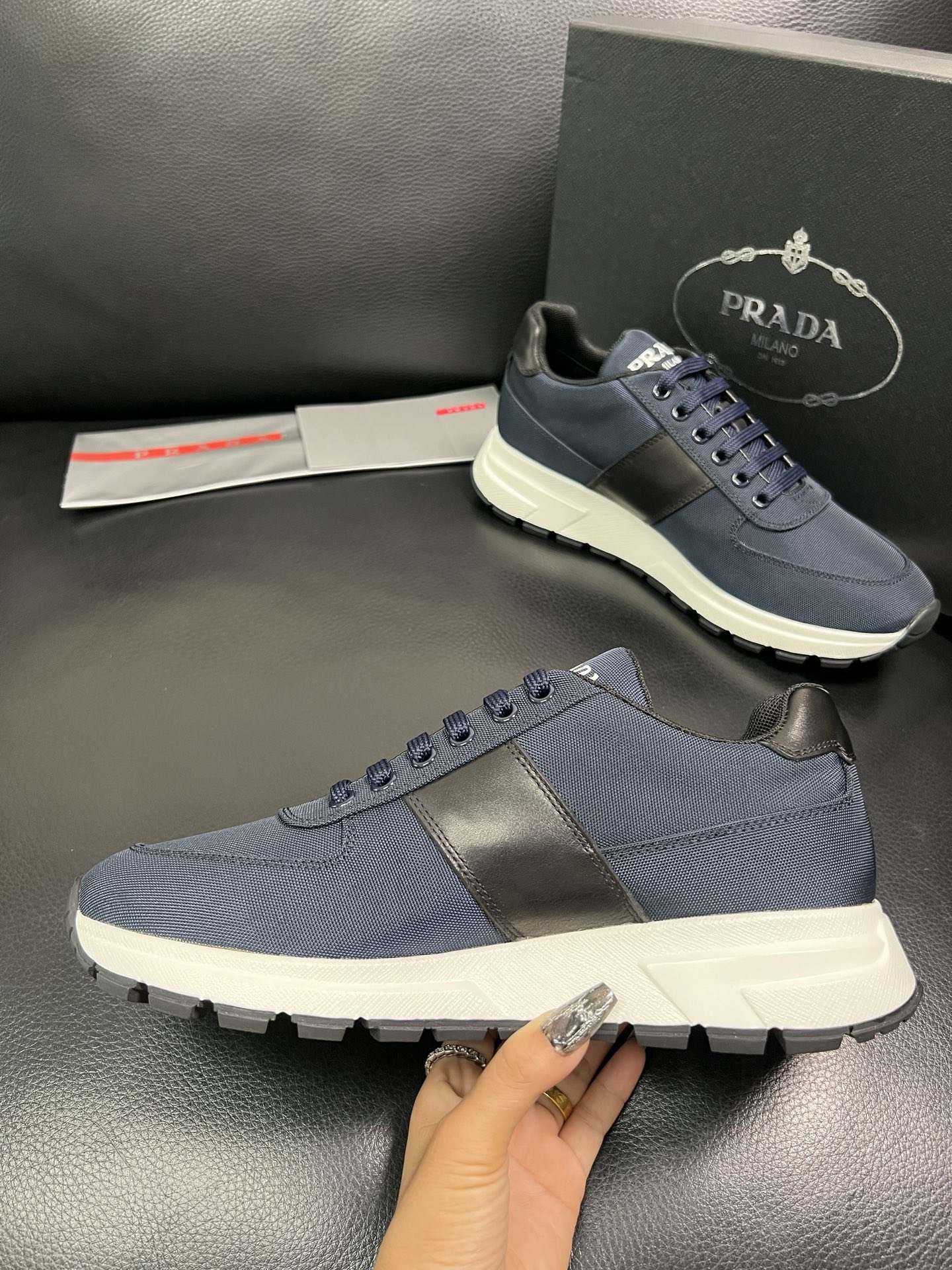 PRADA 顶级工艺品 普拉达 专柜同步 原厂配置，意大利进口原版牛皮面料，透气舒适进口水染牛里垫，鞋底