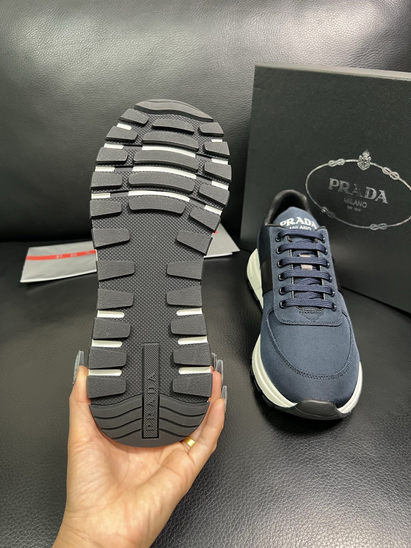 PRADA 顶级工艺品 普拉达 专柜同步 原厂配置，意大利进口原版牛皮面料，透气舒适进口水染牛里垫，鞋底
