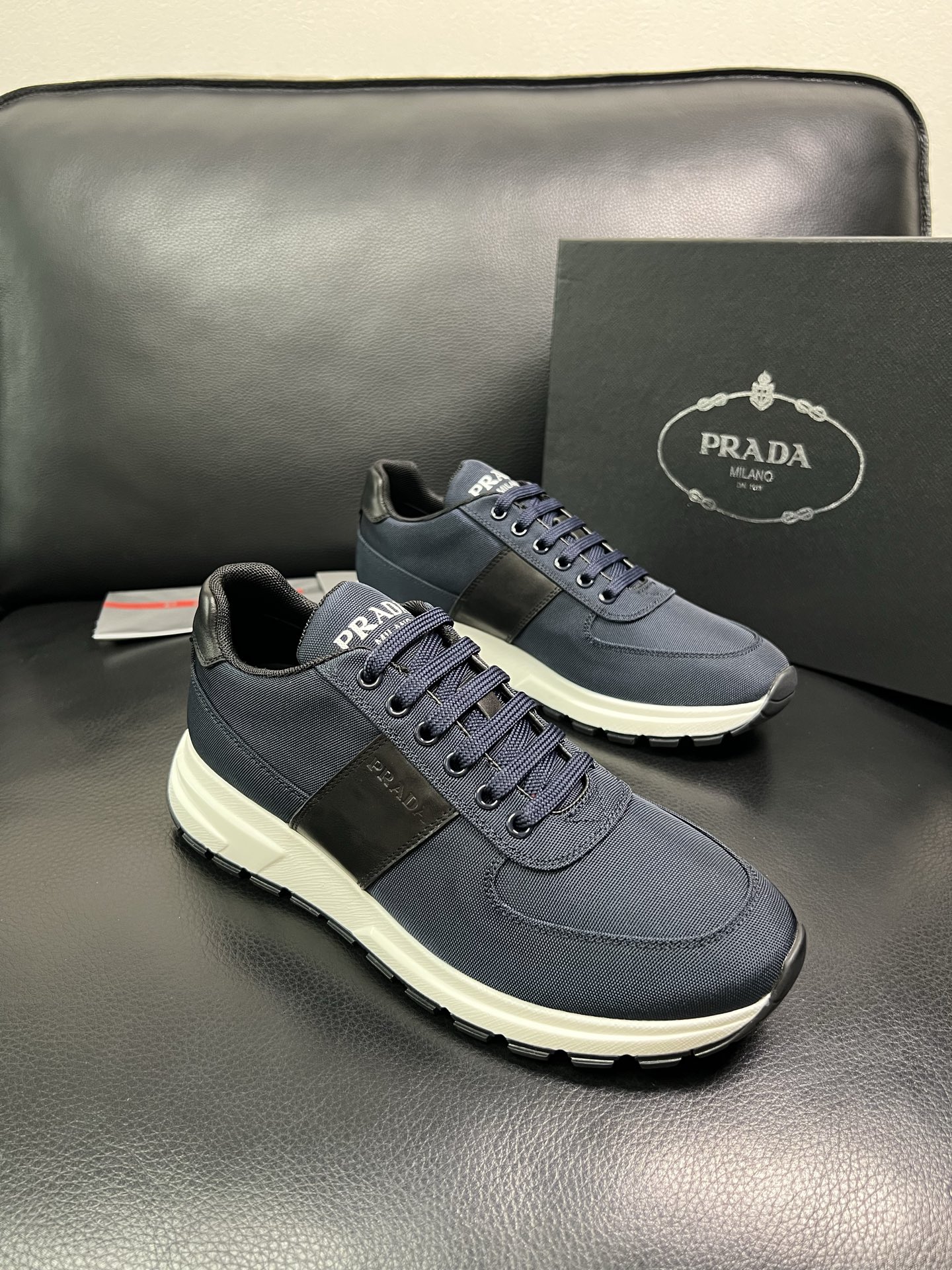 PRADA 顶级工艺品 普拉达 专柜同步 原厂配置，意大利进口原版牛皮面料，透气舒适进口水染牛里垫，鞋底