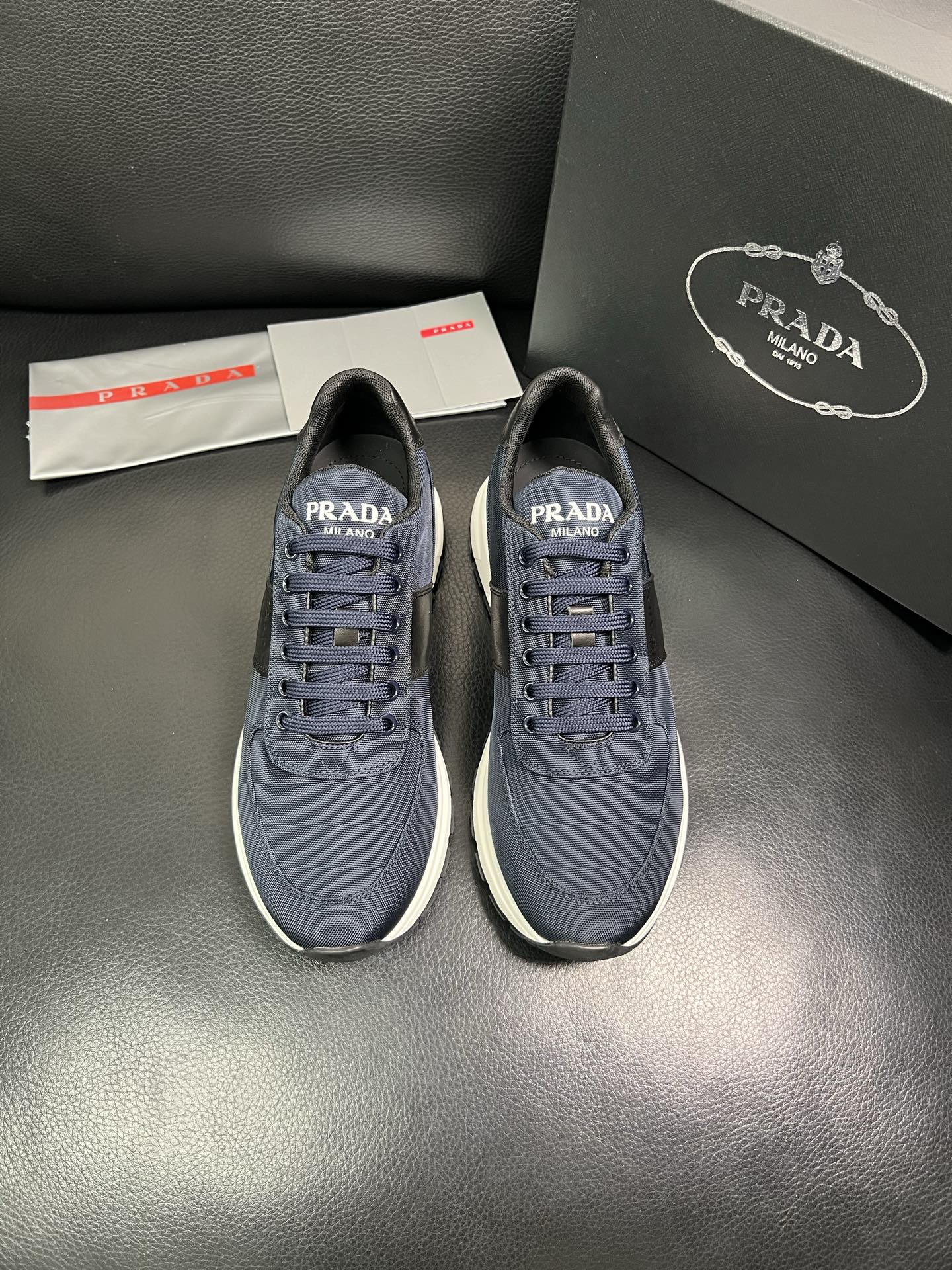 PRADA 顶级工艺品 普拉达 专柜同步 原厂配置，意大利进口原版牛皮面料，透气舒适进口水染牛里垫，鞋底