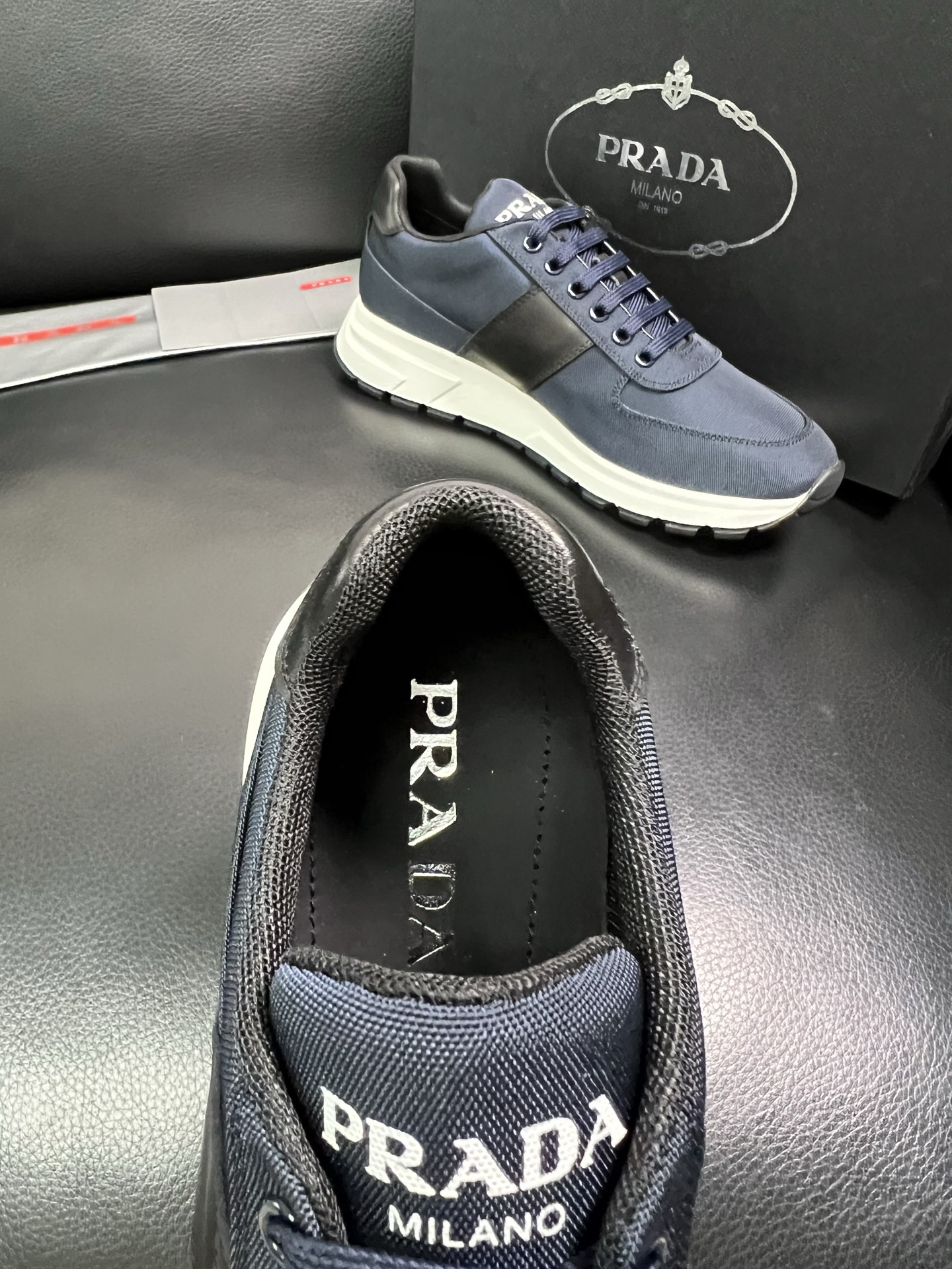 PRADA 顶级工艺品 普拉达 专柜同步 原厂配置，意大利进口原版牛皮面料，透气舒适进口水染牛里垫，鞋底