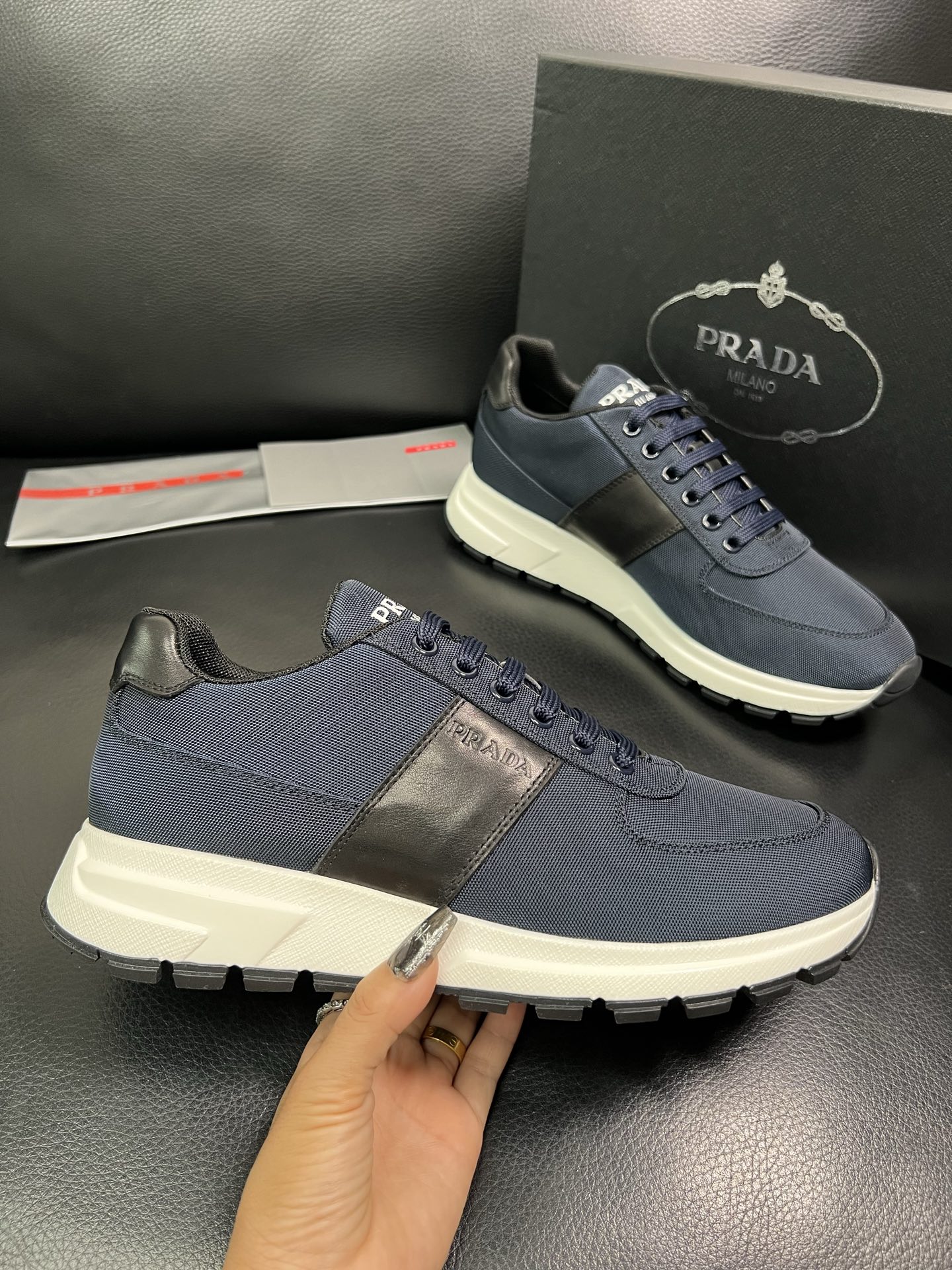 PRADA 顶级工艺品 普拉达 专柜同步 原厂配置，意大利进口原版牛皮面料，透气舒适进口水染牛里垫，鞋底