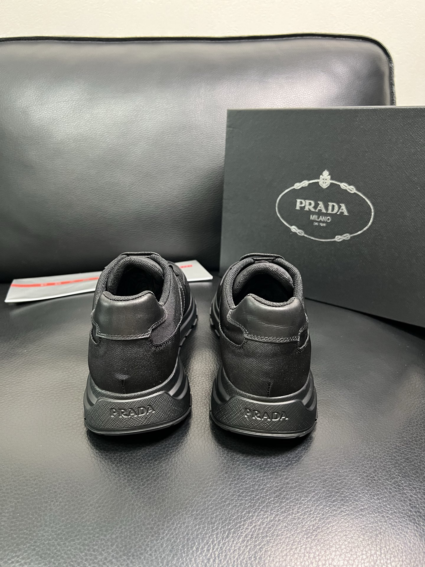 PRADA 顶级工艺品 普拉达 专柜同步 原厂配置，意大利进口原版牛皮面料，透气舒适进口水染牛里垫，鞋底